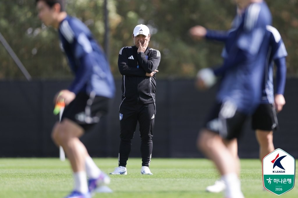 울산 HD 동계 훈련을 지켜보는 김현석 감독. 한국프로축구연맹 제공