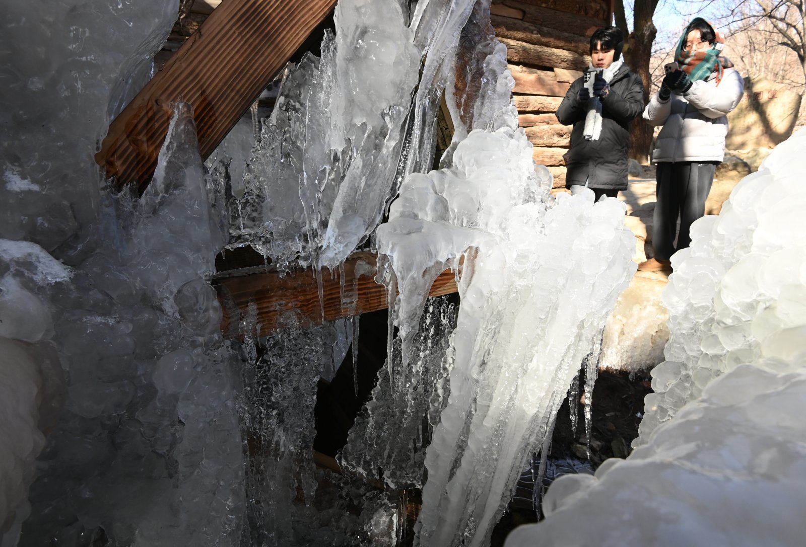 전국 곳곳에 한파특보가 발효된 28일 경기 용인시 한국민속촌에 설치된 물레방아가 꽁꽁 얼어 있다. 2026.01.28 뉴시스