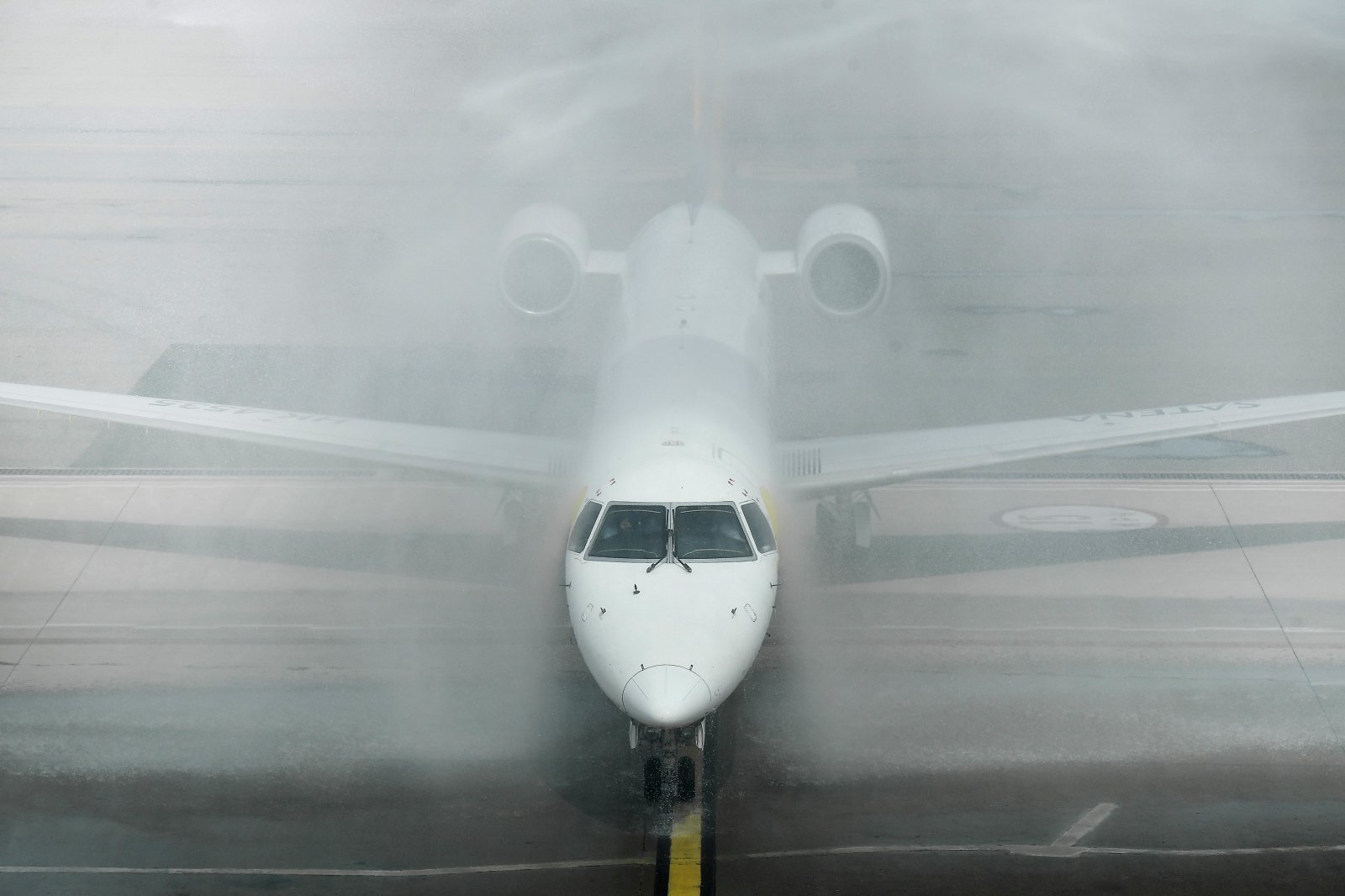 콜롬비아 보고타에서 출발한 사테나 항공 여객기가 2022년 11월 9일 베네수엘라 라과이라의 시몬 볼리바르 국제공항에 도착해 운항 재개 축하 물대포를 맞고 있는 광경. 콜롬비아에서는 1월 28일 15명이 탑승한 국내선 여객기가 실종되었고 기체 잔해만 북동부 지역에서 발견되었다고 사테나 항공사가 발표했다. 2026.01.29 라과이라=AP 뉴시스