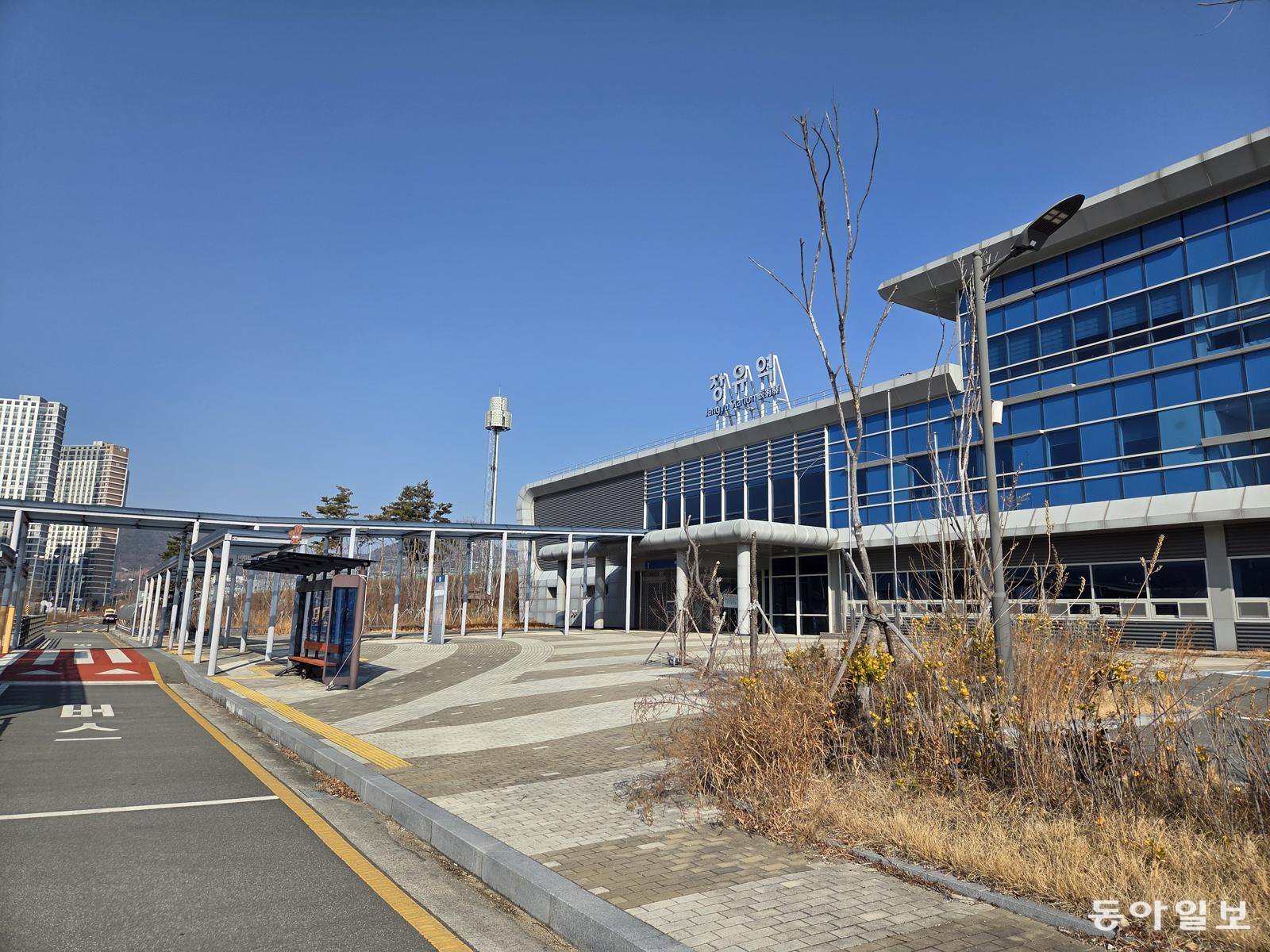 27일 찾은 경남 김해시 내덕동 장유역 앞. 이 역은 2020년 완공하고도 부전~마산 복선전철 개통 지연으로 방치돼 있다. 김해=도영진 기자 0jin2@donga.com