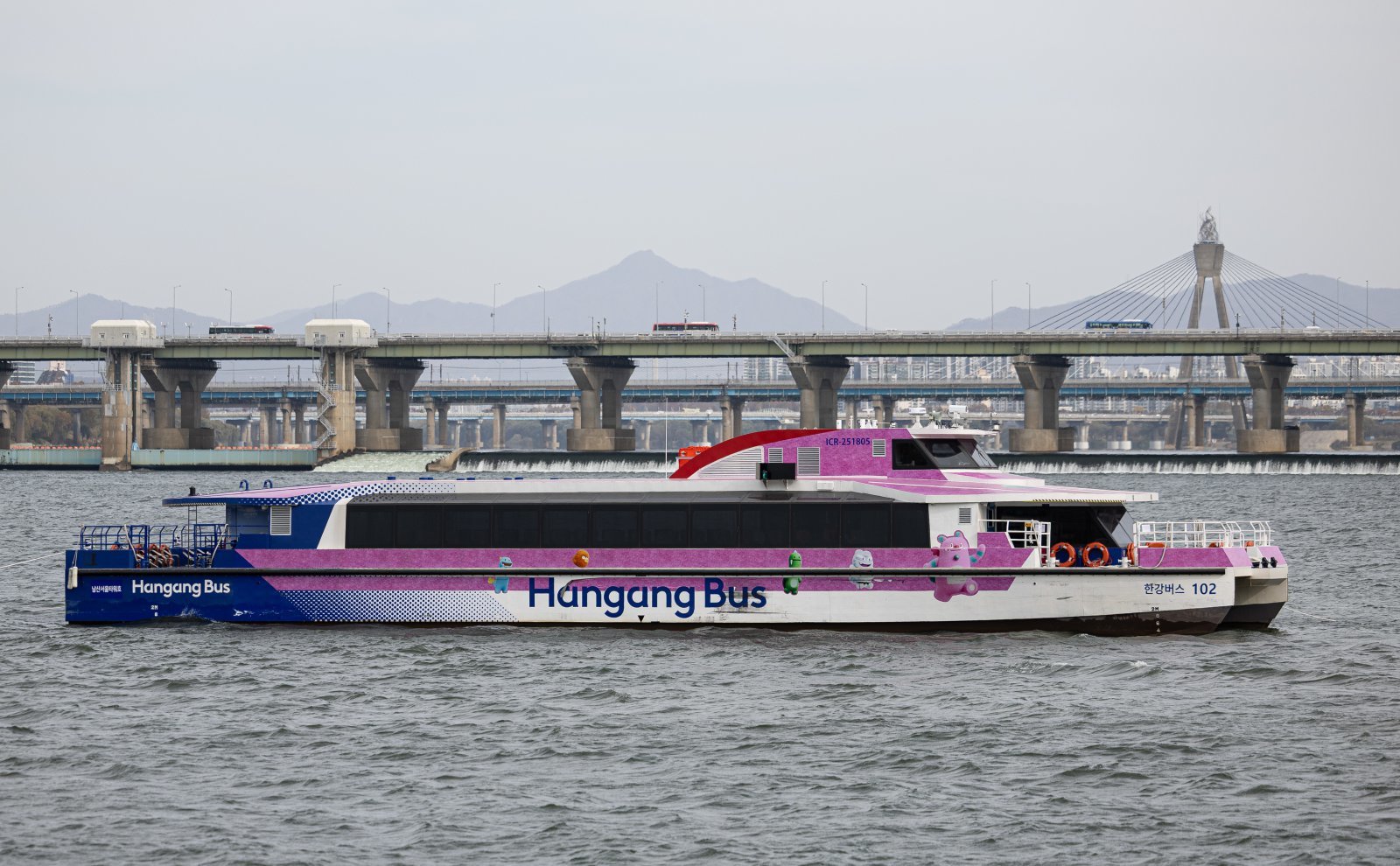 17일 오전 서울 송파구 잠실선착장 인근에 한강버스  2025.11.17 뉴스1