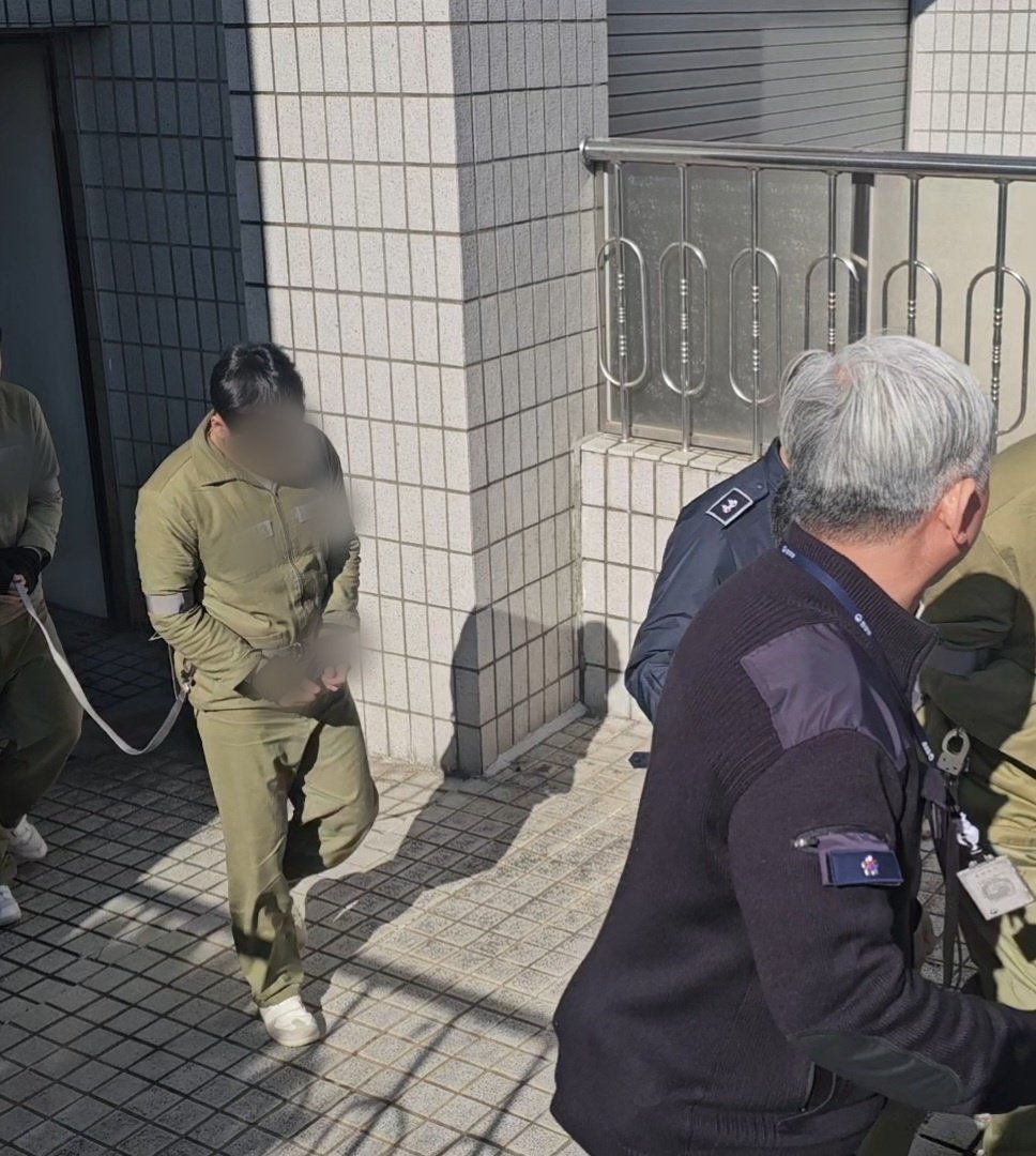 28일 오전 대구지방법원 안동지원에서 구형을 받은 B 군이 법원을 나서고 있다. 뉴스1