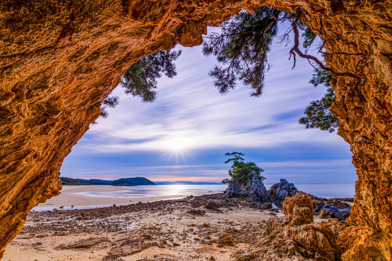지난해 섬비엔날레조직위원회는 개최지 홍보 등을 위해 ‘섬비엔날레 보령 오섬 사진 공모전’을 개최했다. 사진은 공모전에서 최우수 수상작으로 선정된 ‘원산도의 아침’ 작품. 섬비엔날레조직위원회 제공
