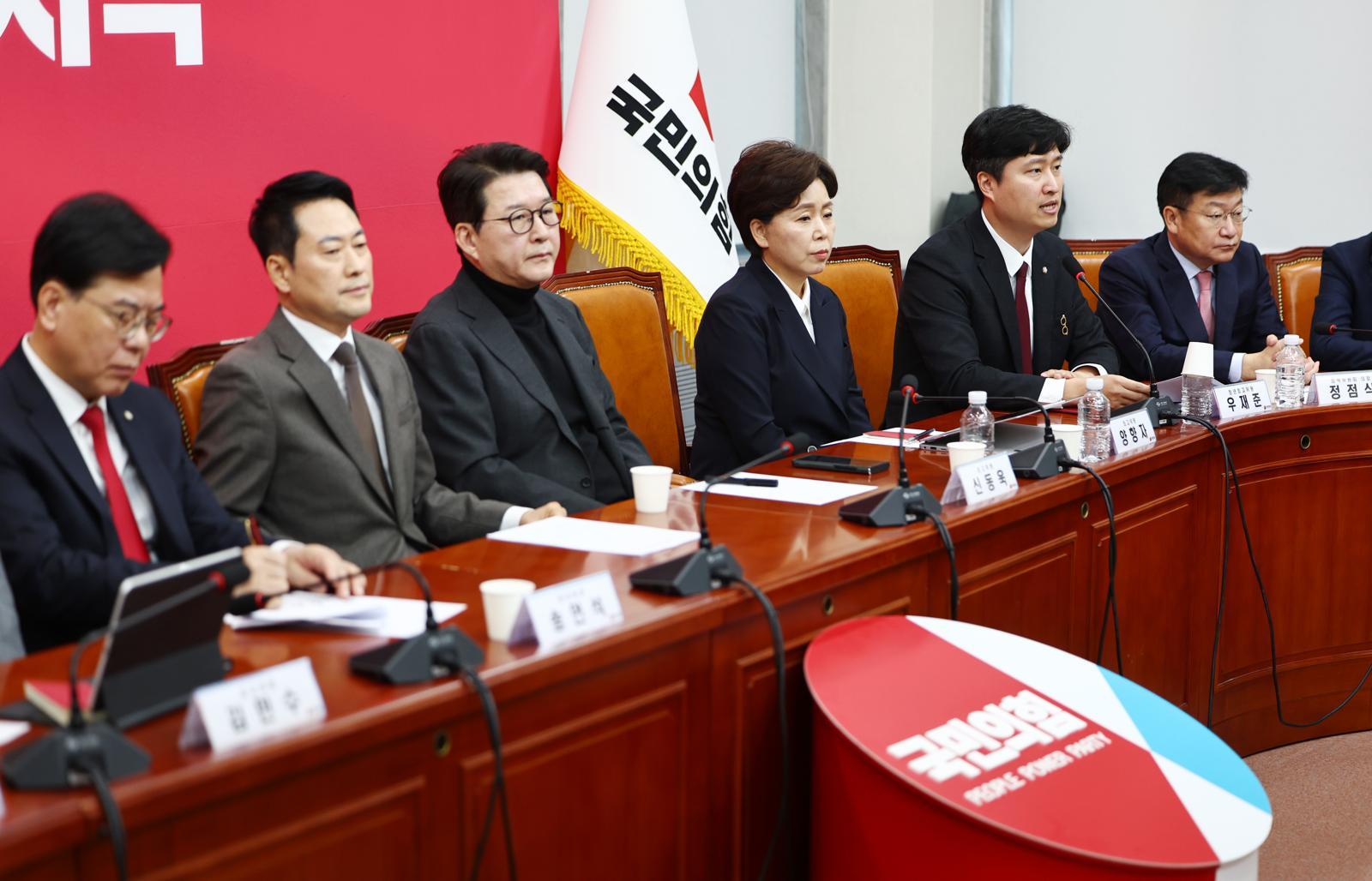 장동혁 국민의힘 대표가 29일 오전 서울 여의도 국회에서 열린 최고위원회의에서 우재준 최고위원의 한동훈 전 대표 제명에 대한 반대 발언을 듣고 있다. 2026.01.29 뉴시스