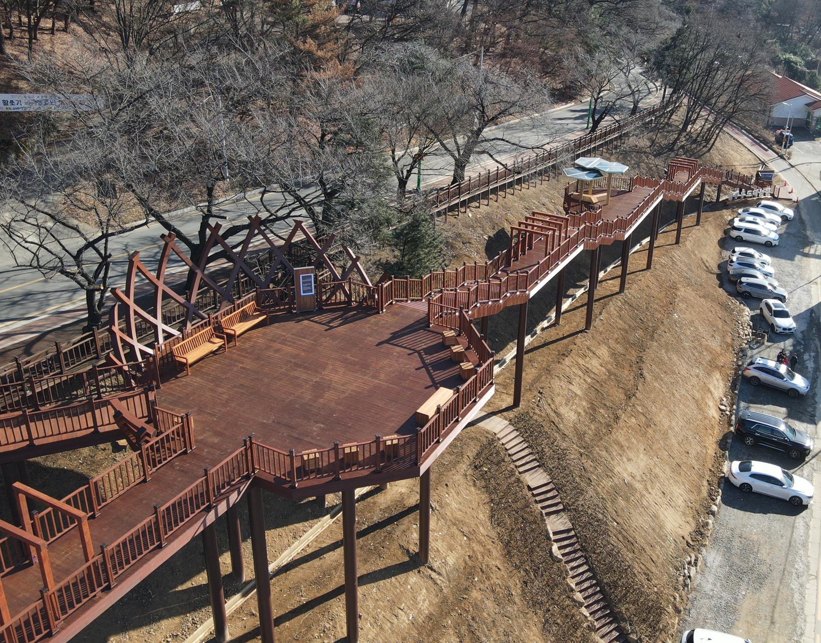 충북 청주시가 지역 목재를 활용한 환경도시 구현을 위해 상당구 수암골에 조성한 목재특화거리. 청주시 제공.