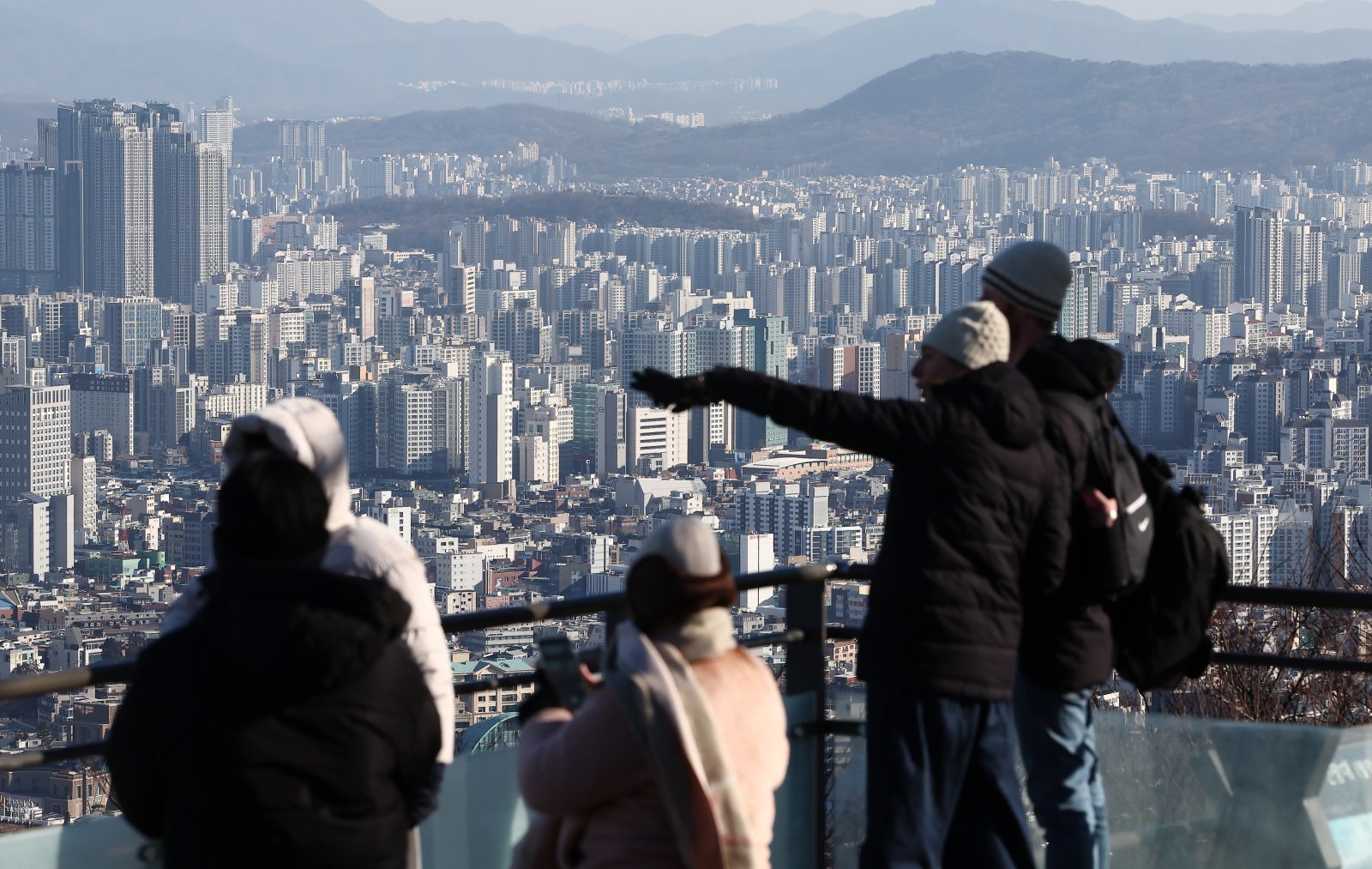 서울 남산타워에서 바라본 아파트 단지. 뉴스1