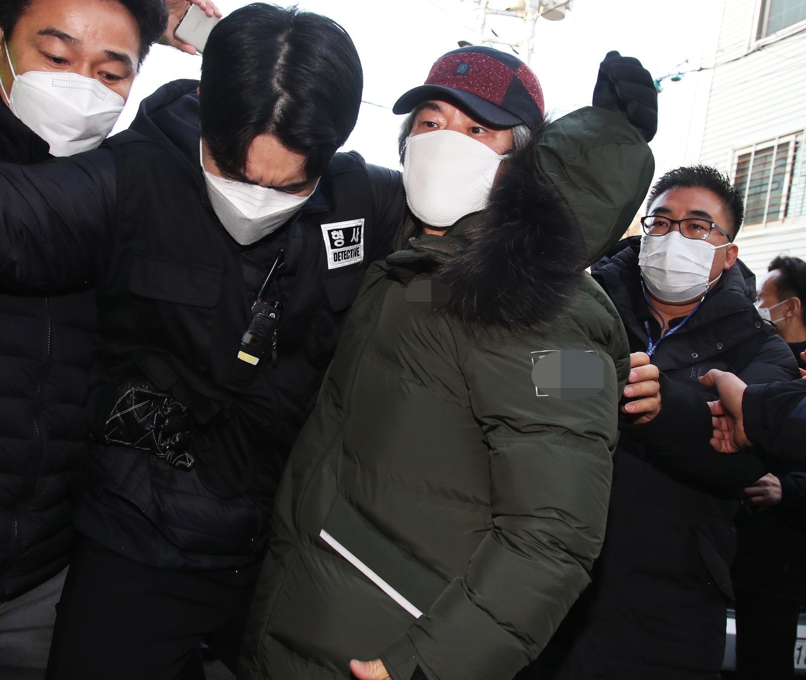 아동 성폭행 혐의로 징역 12년을 교도소에서 복역해 출소한 조두순(68)이 12일 오전 경기도 안산시 자신의 거주지로 들어가고 있다. 2020.12.12 뉴시스