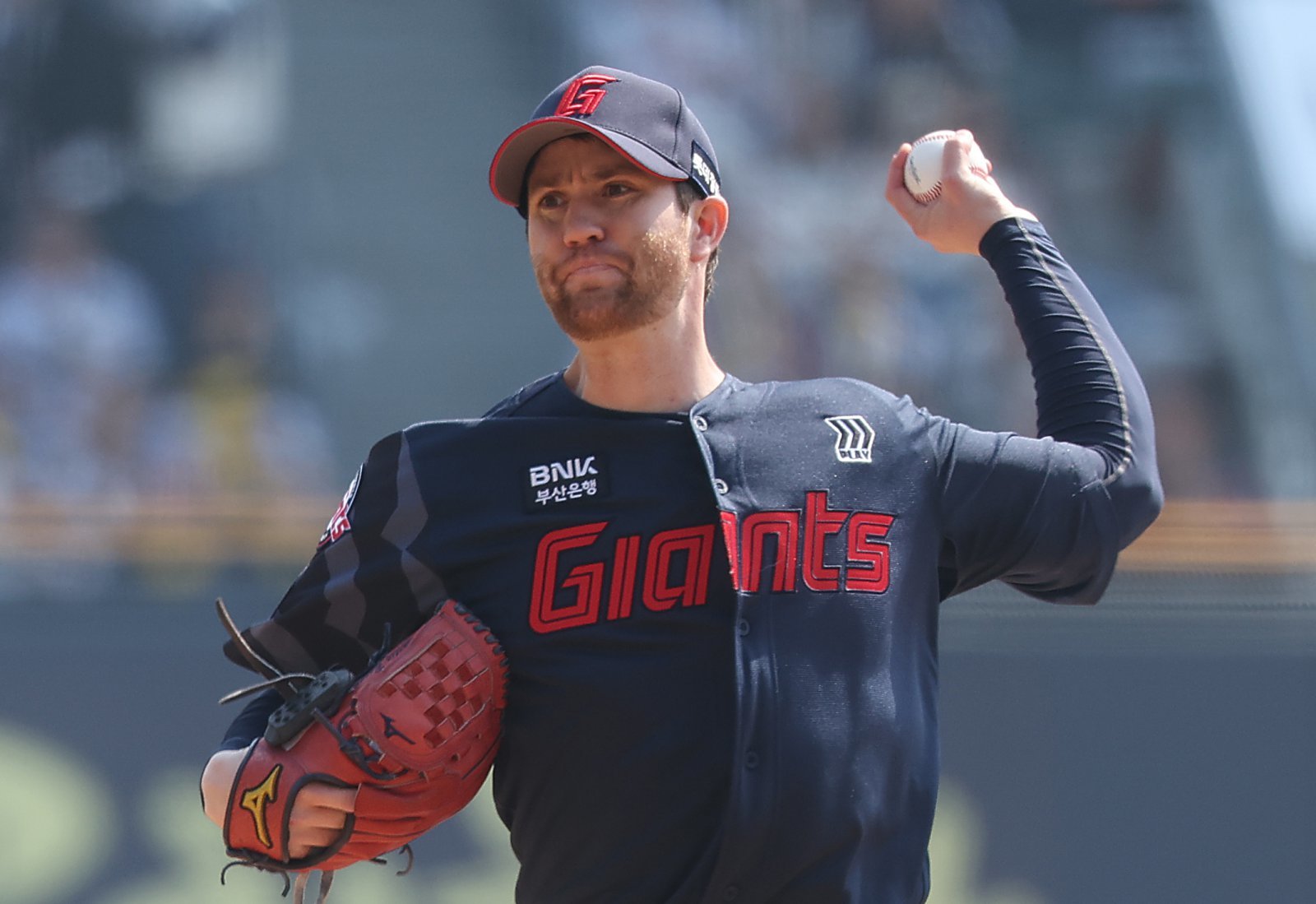 22일 서울 송파구 잠실야구장에서 열린 프로야구 2025 KBO리그 개막전 롯데 자이언츠 대 LG 트윈스의 경기, 1회말 롯데 선발 반즈가 역투하고 있다. 2025.03.22 뉴시스