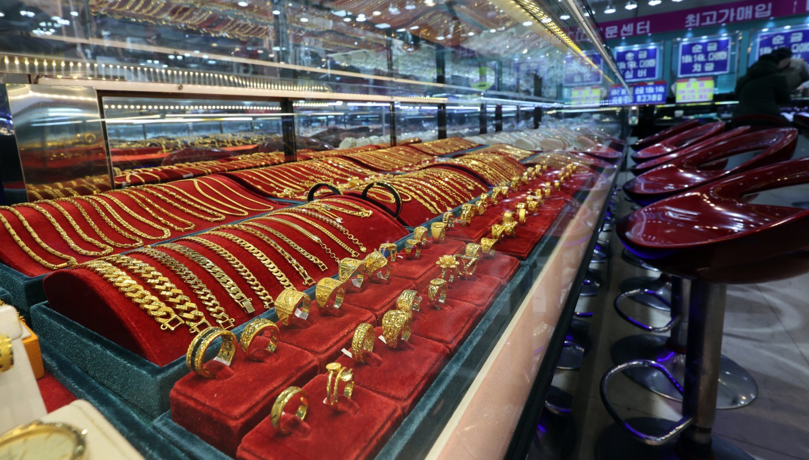 국제 금값이 5500달러를 돌파하는 등 금, 은시세가 급등하고 있는 28일 서울 종로구 귀금속 상가에 금과 은 제품 등이 진열돼 있다. 2026.1.28/뉴스1