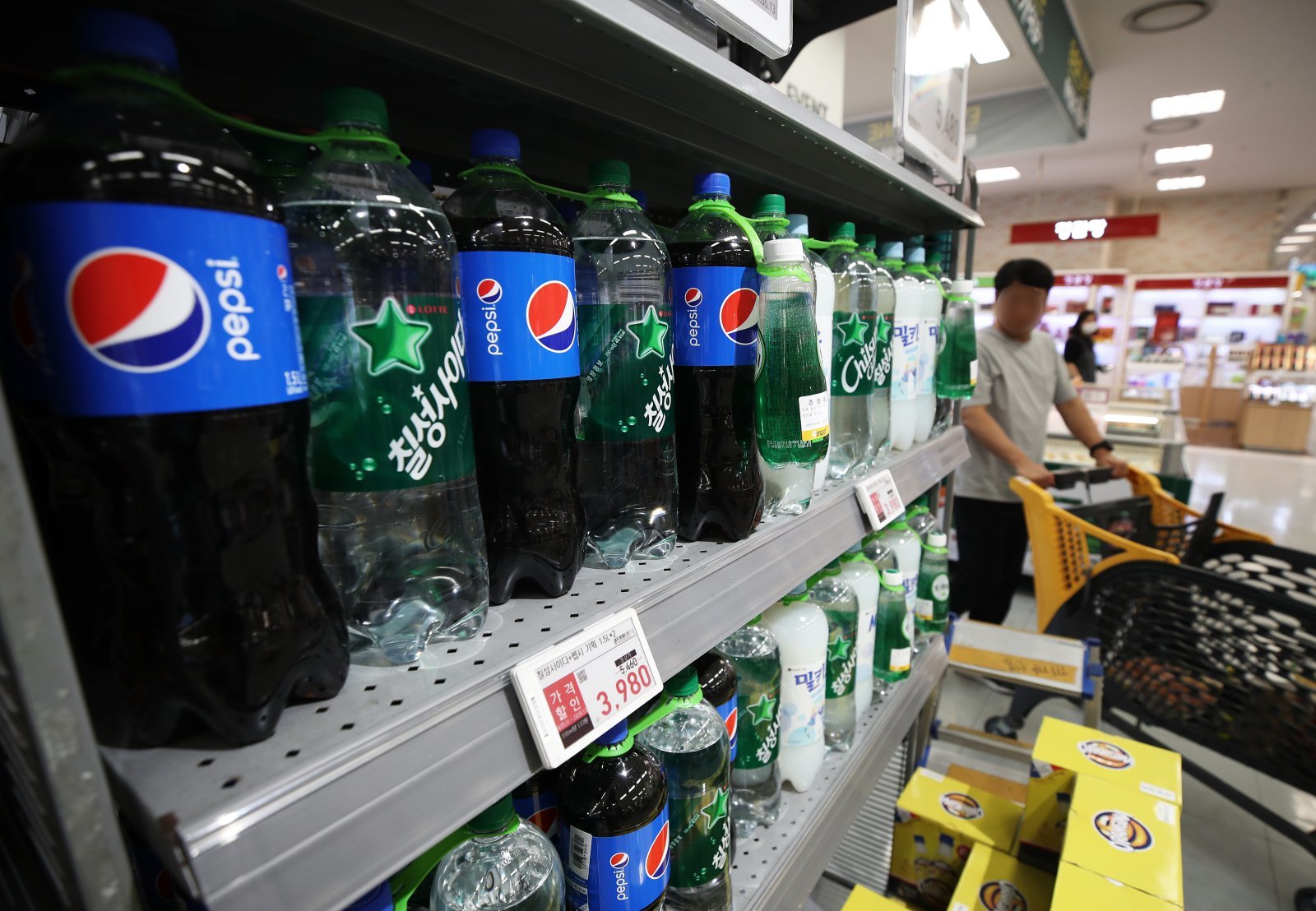 서울의 한 대형마트에 음료가 진열되어 있다. 뉴스1