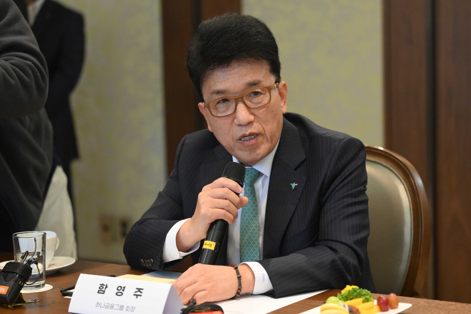 함영주 하나금융그룹 회장이 17일 오후 서울 여의도 산업은행 별관에서 열린 ‘국민성장펀드의 성공을 위한 금융기관간 업무협약식’에서 인사말을 하고 있다. (공동취재) 2025.11.17. [서울=뉴시스]