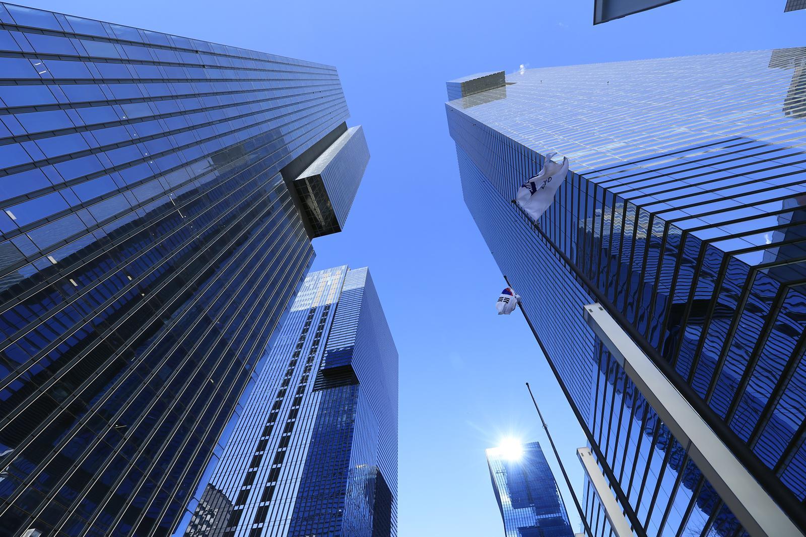 삼성전자가 지난해 4분기 연결 기준 매출액 93조 원, 영업이익 20조 원으로 잠정 집계됐다고 공시한 8일 서울 서초구 서초대로 삼성전자 서초사옥 게양대에 태극기와 삼성 깃발이 바람에 휘날리고 있다. 2026.1.8/뉴스1