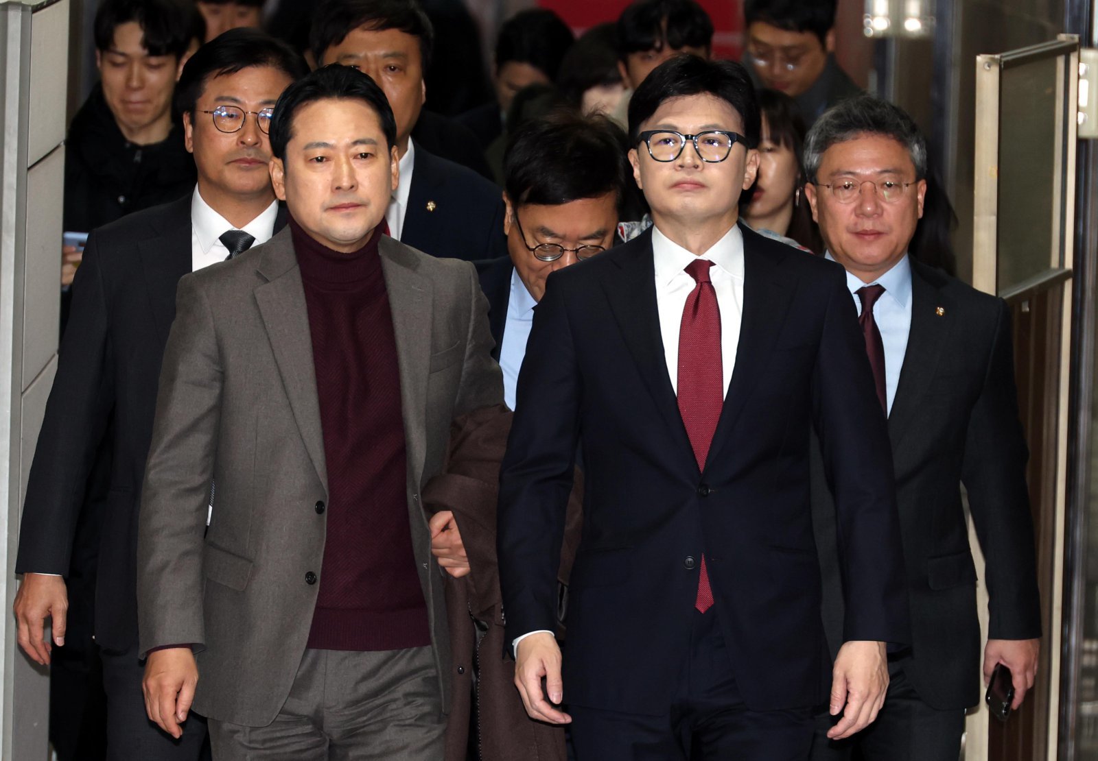 2024년 12월 12일 국민의힘 장동혁 대표(왼쪽)와 한동훈 전 대표(오른쪽)가 서울 여의도 국회에서 열린 비공개 최고위원회의에 참석하고 있다. 당시에는 장 대표는 최고위원, 한 전 대표는 당 대표였다. 뉴시스