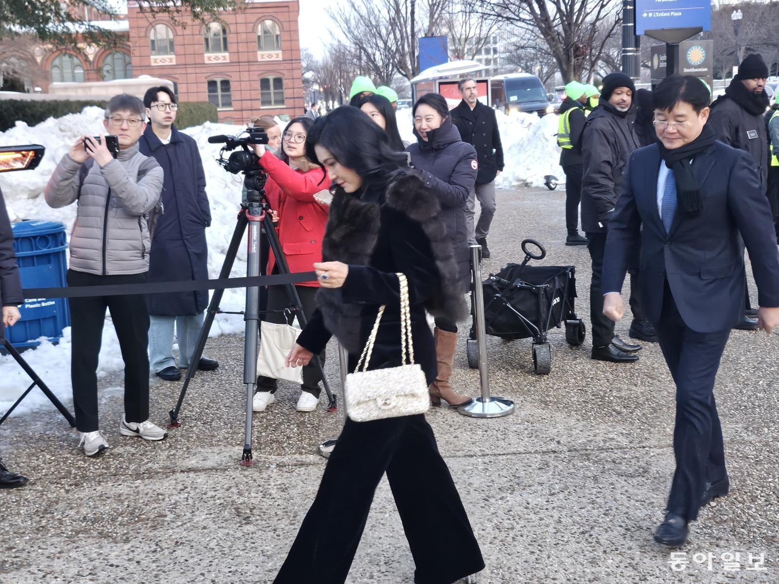 이서현 삼성물산 사장이 28일(현지 시간) 미국 워싱턴 스미스소니언 예술산업관에서 열린 ‘이건희 컬렉션’ 갈라쇼에 참석하고 있다. 워싱턴=신진우 특파원 niceshin@donga.com