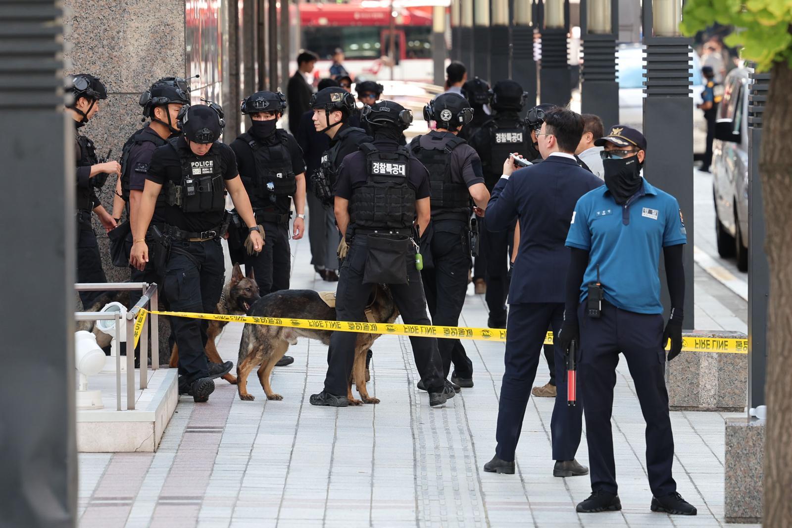 서울 중구 신세계백화점 본점에 폭발물을 설치했다는 신고가 접수돼 경찰특공대와 폭발물 탐지견이 주변을 수색한 뒤 철수하고 있다. 뉴시스
