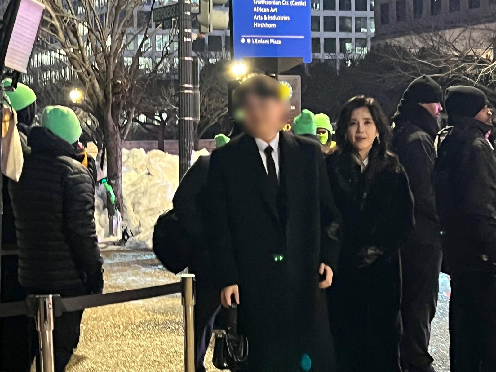 이부진 호텔신라 사장이 아들과 함께 28일(현지 시간) 미국 워싱턴 스미스소니언 예술산업관에서 열린 ‘이건희 컬렉션’ 갈라쇼에 참석하고 있다. 워싱턴특파원단