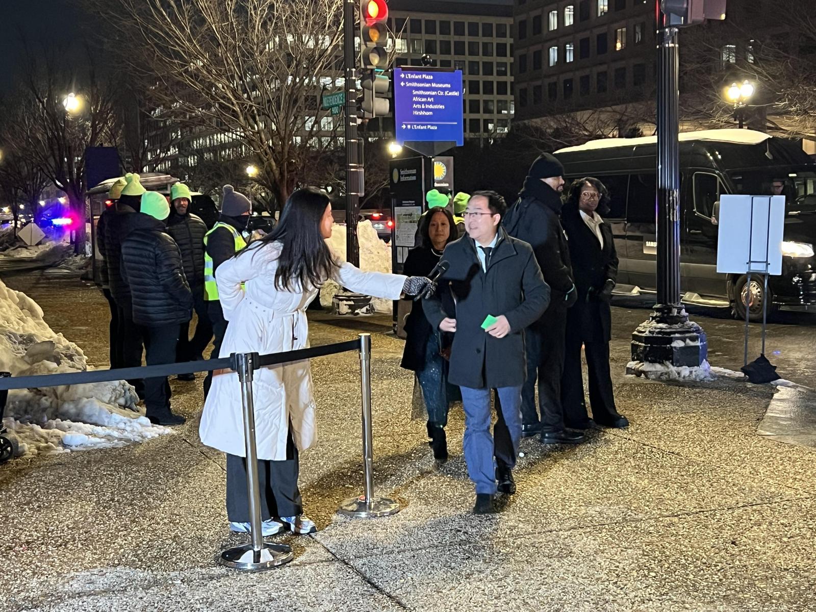 앤디 킴 미국 민주당 연방 상원의원이 28일(현지 시간) 미국 워싱턴 스미스소니언 예술산업관에서 열린 ‘이건희 컬렉션’ 갈라쇼에 참석하고 있다. 워싱턴특파원단