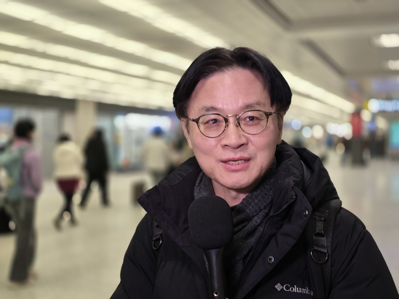 김정관 산업통상자원부 장관이 28일(현지시간) 미국 워싱턴DC 인근 덜레스국제공항에서 한국 기자들과 만나 미국 측의 한국에 대한 관세율 인상에 대한 대응 방안에 대해 설명하고 있다. ⓒ News1