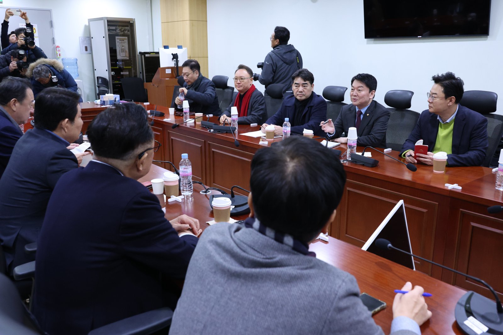 안철수 국민의힘 의원 등이 20일 서울 여의도 국회 의원회관에서 열린 국민의힘 소장파 모임 ‘대안과 미래’ 정기 모임에서 현안을 논의하고 있다. 2026.1.20/뉴스1