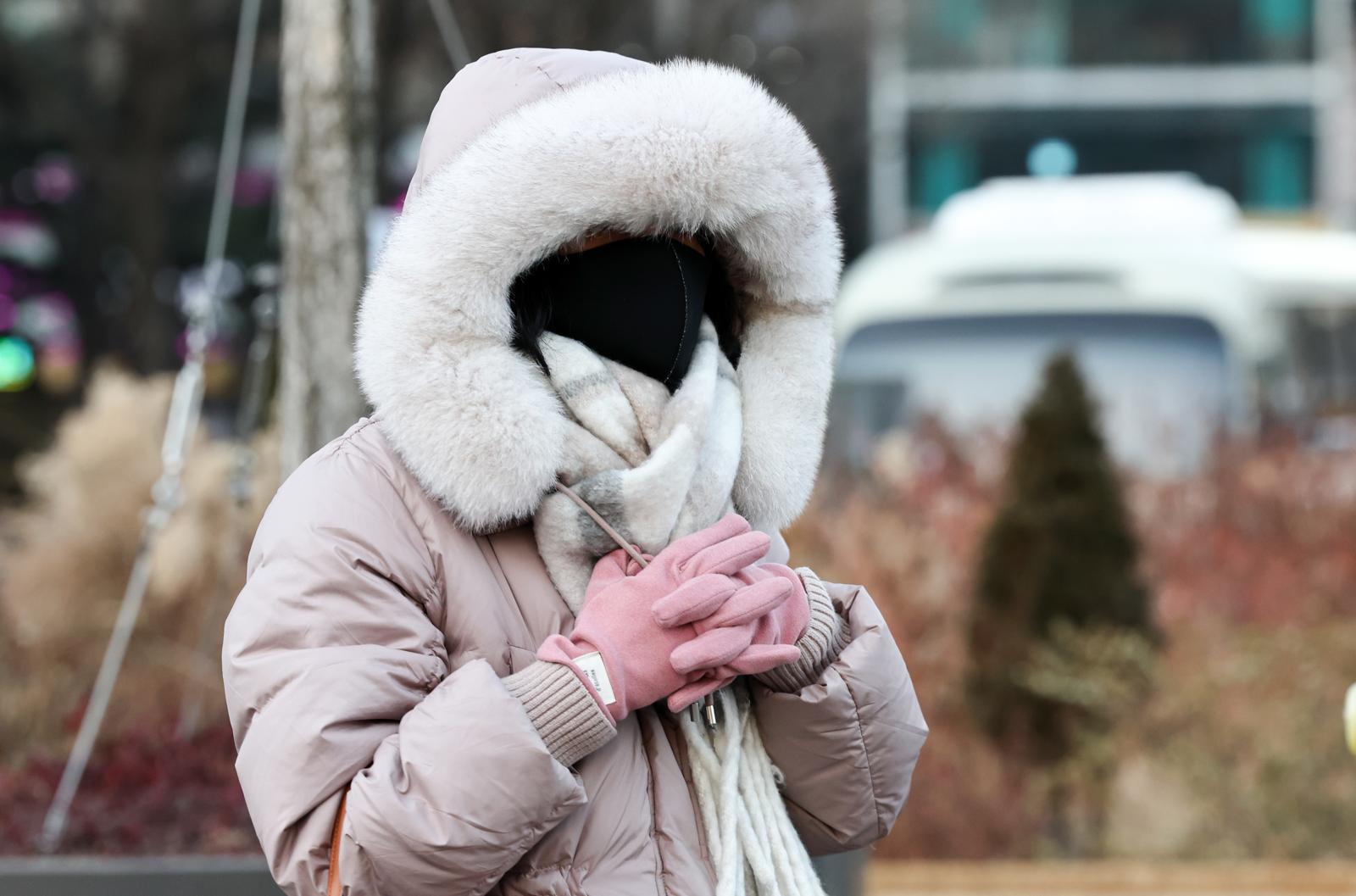 연일 강추위가 이어지는 29일 오전 서울 종로구 세종대로 사거리에서 시민들이 이동하고 있다. 2026.1.29 뉴스1