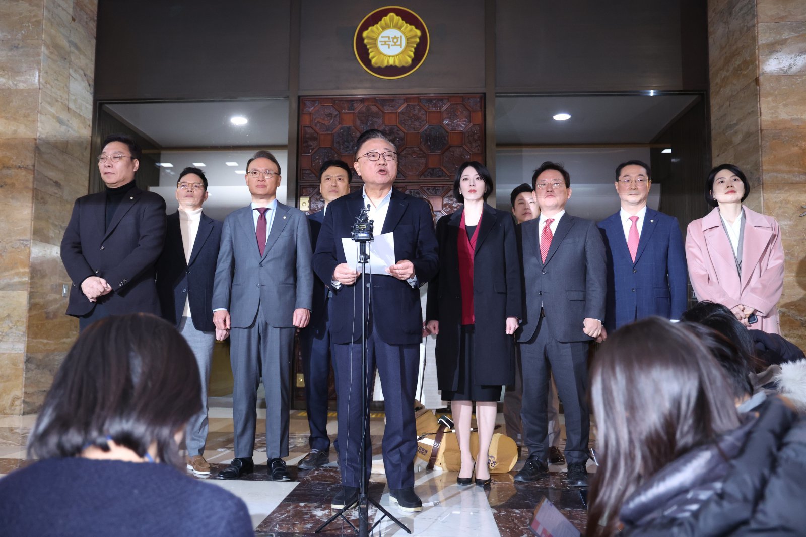 고동진 의원을 비롯한 국민의힘 친한계 의원들이 29일 서울 여의도 국회에서 한동훈 전 대표 제명 결정에 대한 입장을 밝히고 있다. 뉴스1