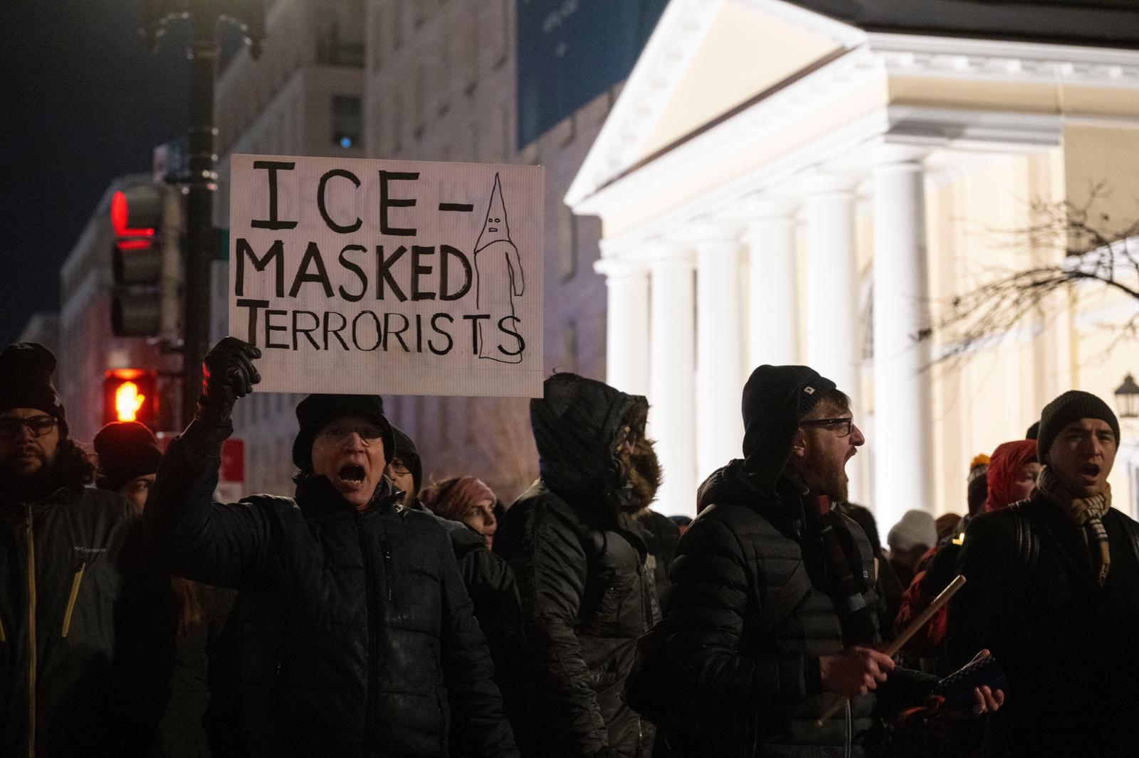 28일(현지 시간) 미국 워싱턴에서 이민세관단속국(ICE)에 사살된 알렉스 프레티를 추모하는 집회가 열린 가운데 시위대가 백악관을 향해 구호를 외치고 있다. 2026.01.29.워싱턴=AP/뉴시스