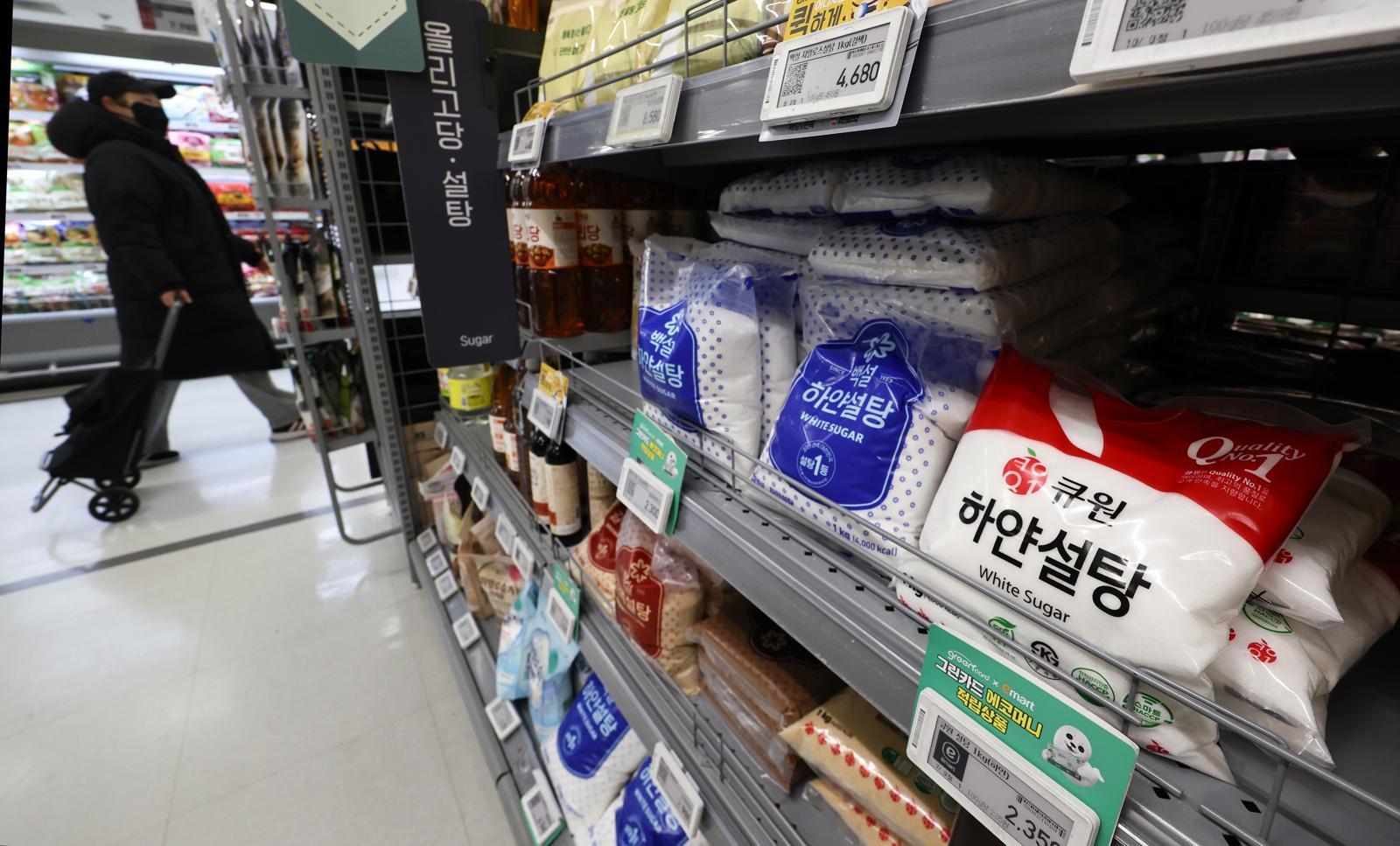 지난 28일 서울 시내 한 대형마트에 설탕 제품들이 진열되어 있다. 이재명 대통령은 이날 X(구 트위터)를 통해 첨가당을 과다하게 사용하는 기업에 ‘설탕 부담금’을 부과하는 방안을 거론했다. 뉴스1