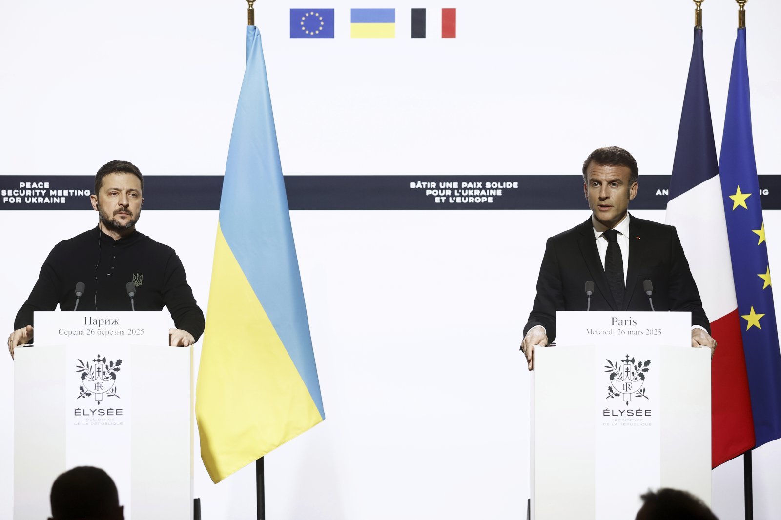 에마뉘엘 마크롱 프랑스 대통령(오른쪽)과 볼로디미르 젤렌스키 우크라이나 대통령이 지난해 3월26일(현지 시간) 프랑스 파리 엘리제궁에서 양자 회담을 한 뒤 기자회견을 하고 있다. 2026.01.29 [파리=AP/뉴시스]