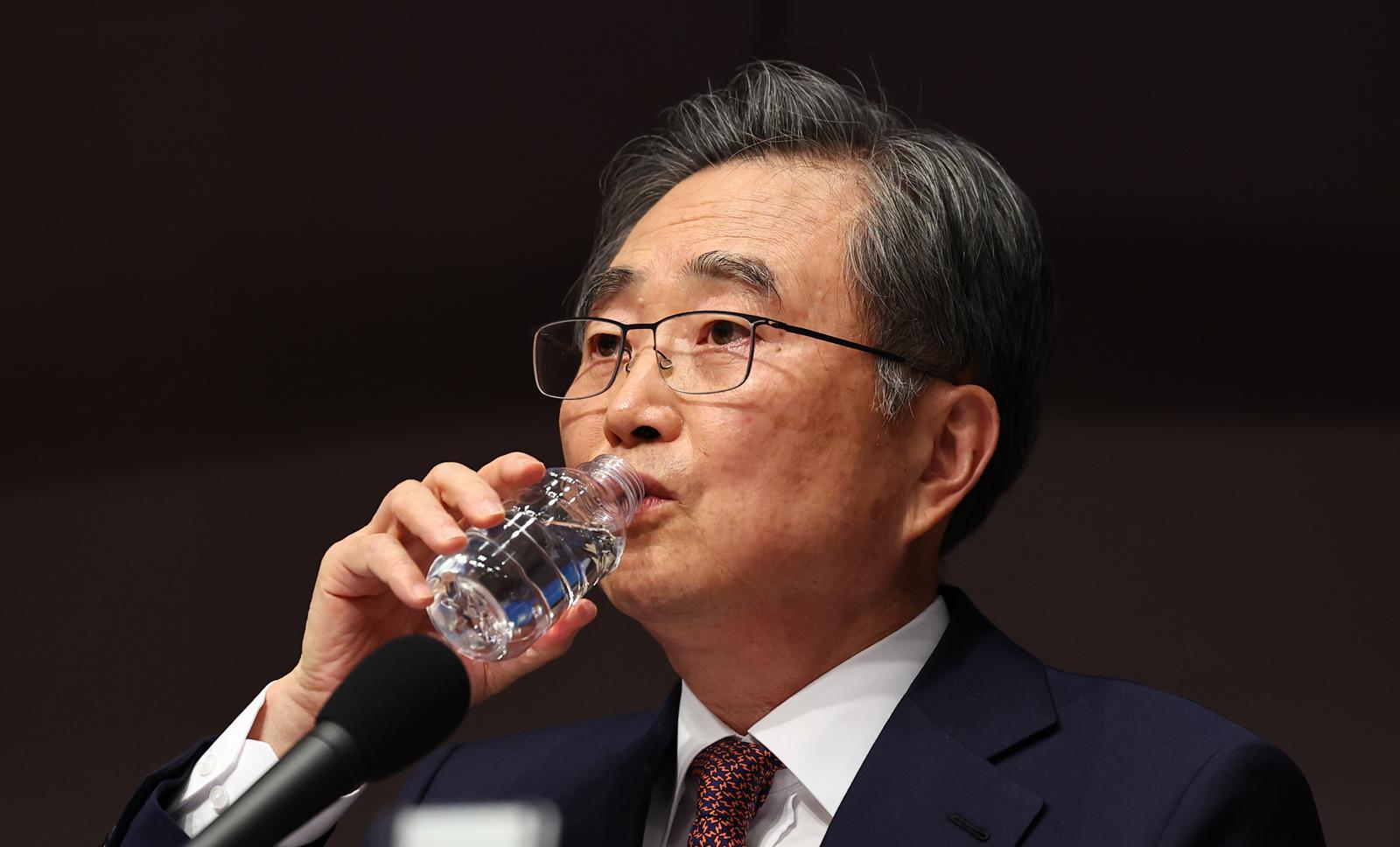 조현 외교부 장관이 29일 오전 서울 중구 한국프레스센터에서 열린 관훈클럽 초청 토론회에서 물을 마시고 있다. 뉴시스