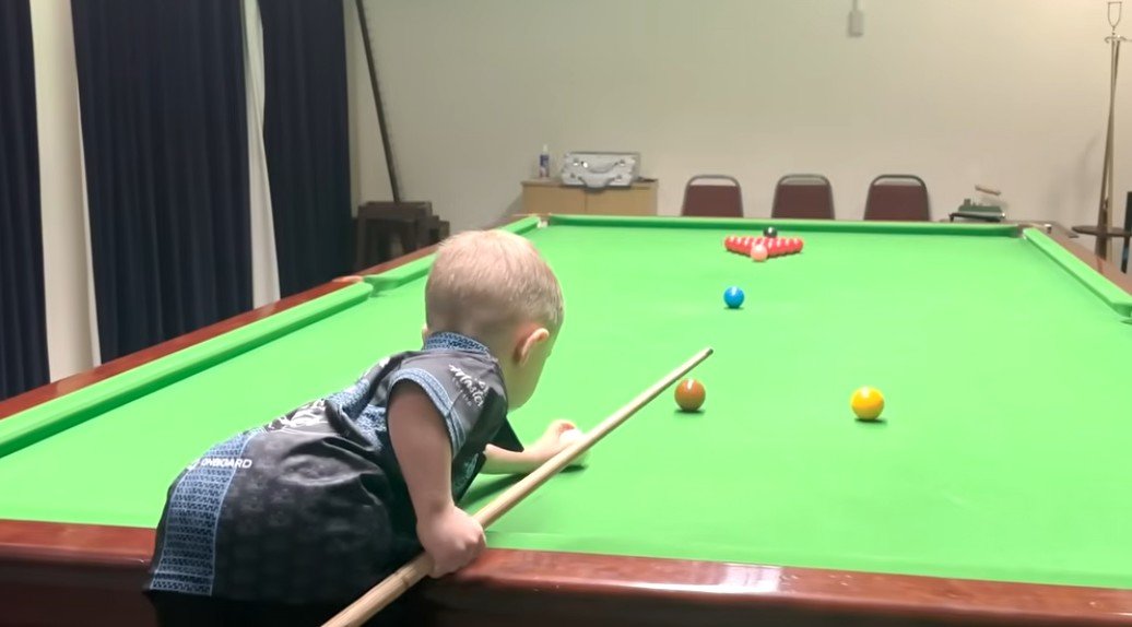 두 살배기 주드 오웬스가 스누커 경기를 하는 모습. 기네스 세계기록 유튜브 캡처
