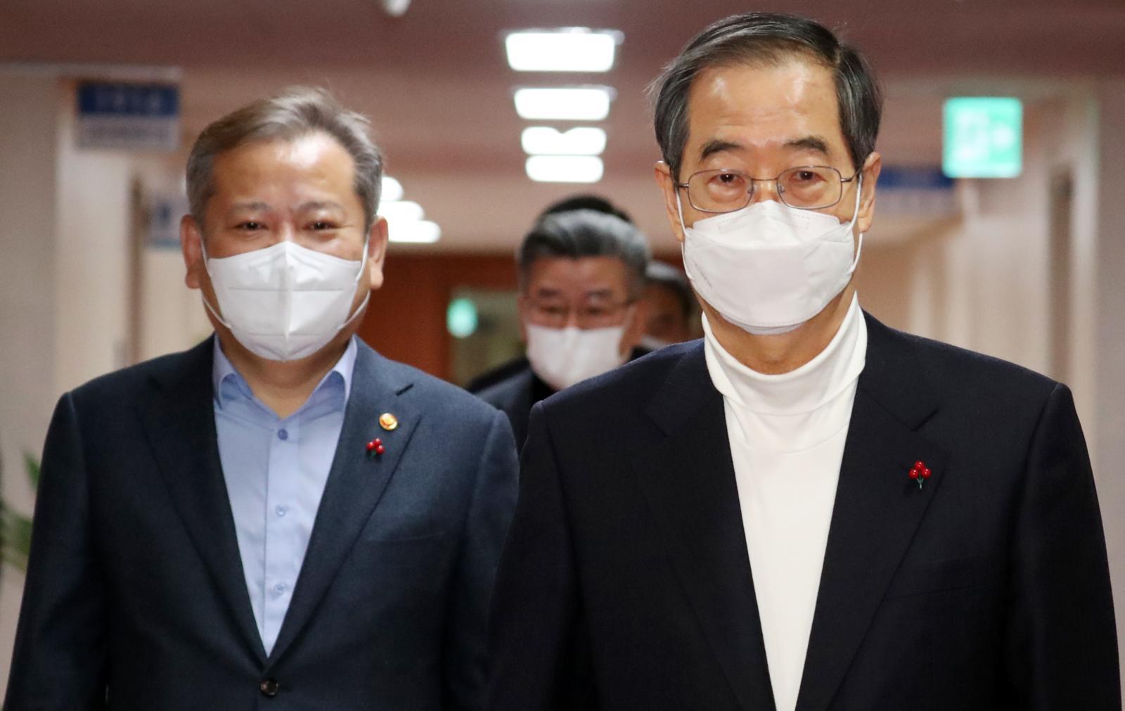 한덕수 전 국무총리(오른쪽)와 이상민 전 행정안전부 장관. 뉴스1