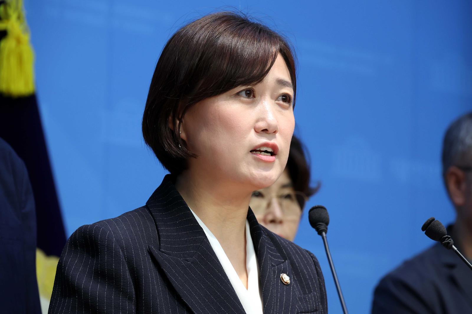 2025년 7월 24일 백승아 더불어민주당 의원이 서울 여의도 국회 소통관에서 열린 유초증등교원의 정치기본권 보장 촉구 기자회견에서 발언을 하고 있다. 뉴시스