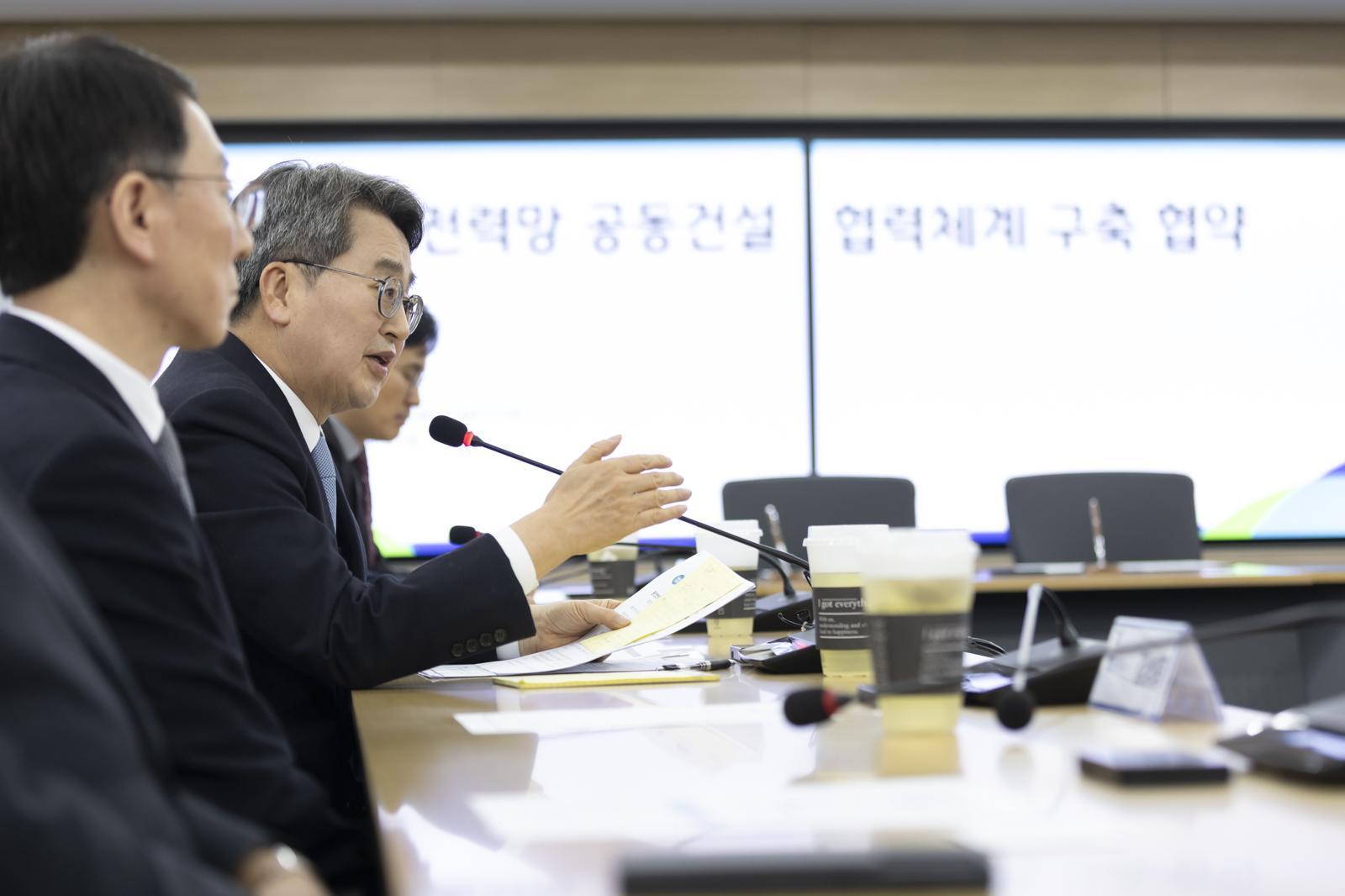 김동연 경기도지사가 경기도청 서희 홀에서 최근 열린 ‘도로-전력망 공동 건설 협력체계 구축 협약’에서 인사말을 하고 있다. 경기도 제공