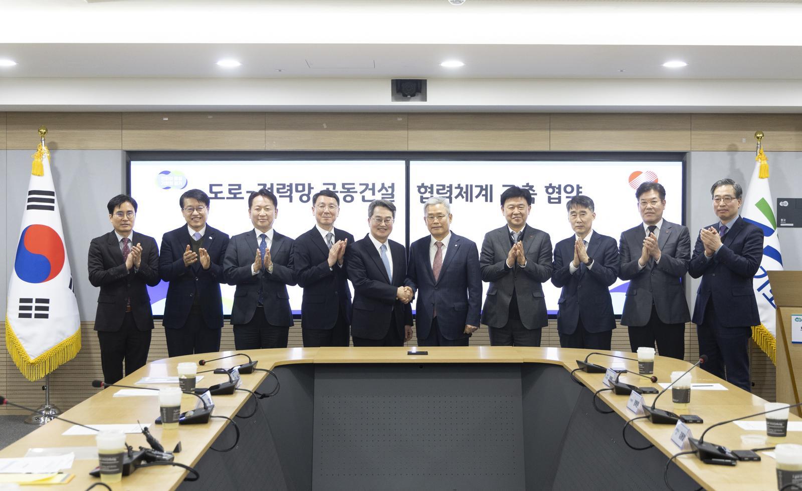 김동연 경기도지사와 김동철 한국전력공사 사장이  ‘도로-전력망 공동 건설 협력체계 구축 협약’을 한 뒤 악수하고 있다. 경기도 제공