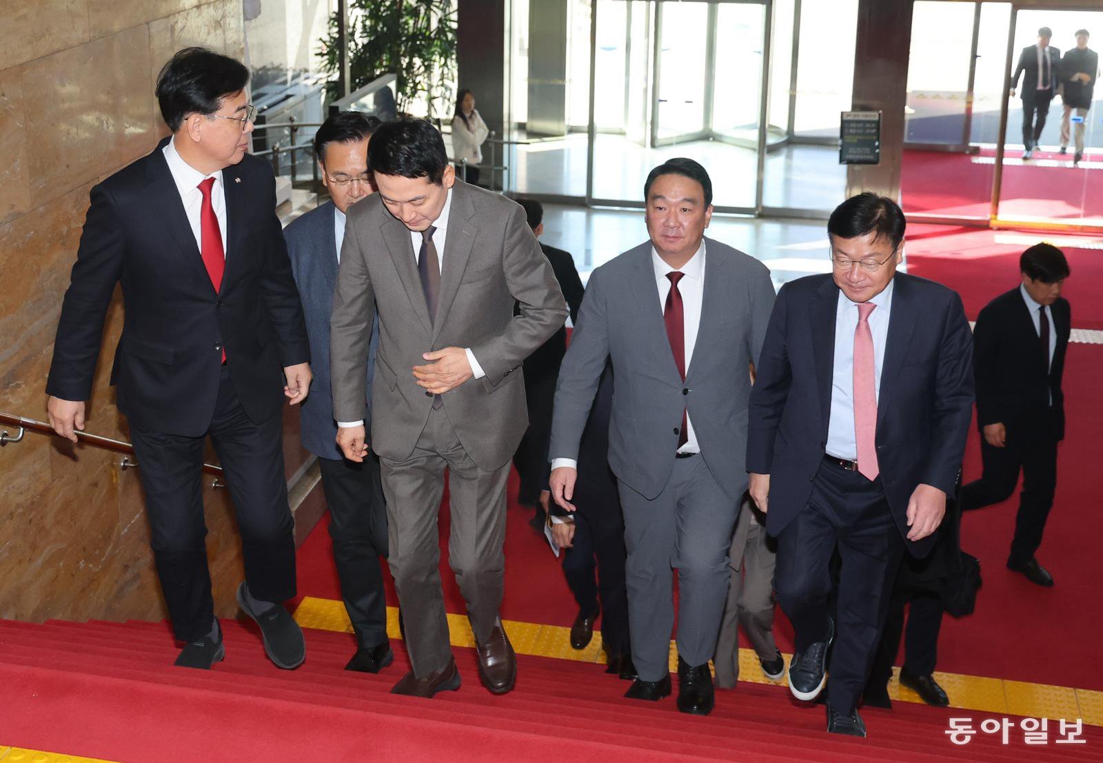 29일 오후 국민의힘 장동혁 당대표가 의원총회장으로 입장하고 있다. 장승윤 기자 tomato99@donga.com