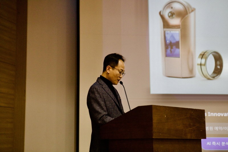 헬리오스 나정욱 대표가  ‘AI 홈 헬스케어’ 전략과 예방 의학의 시급성에 대해 역설하고 있다. 사진=헬리오스 제공