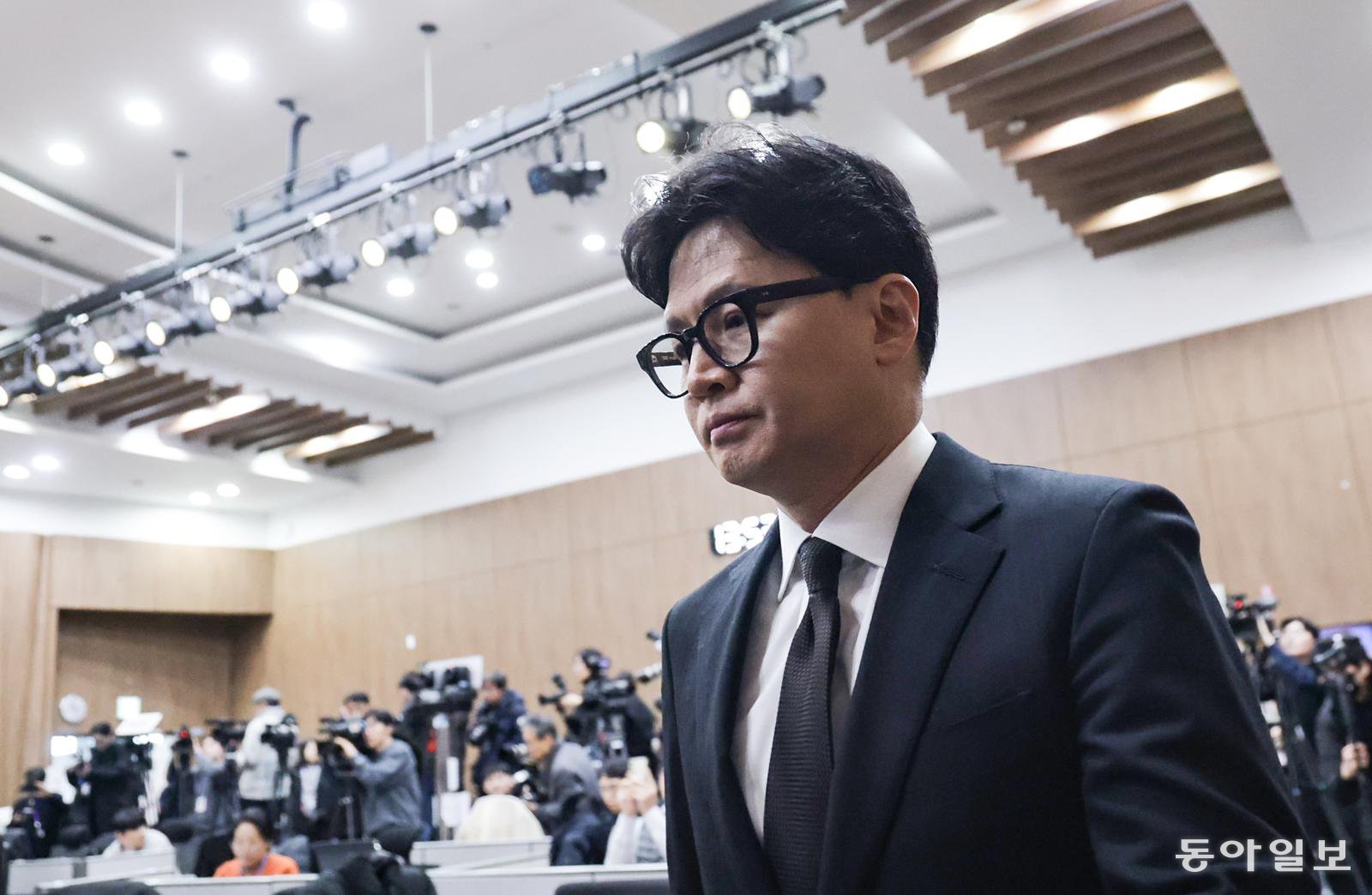 29일 서울 여의도 국회 소통관에서 한동훈 전 국민의힘 대표가 자신의 제명 결정에 대해 입장 발표를 하기 위해 단상으로 향하고 있다. 박형기 기자 oneshot@donga.com