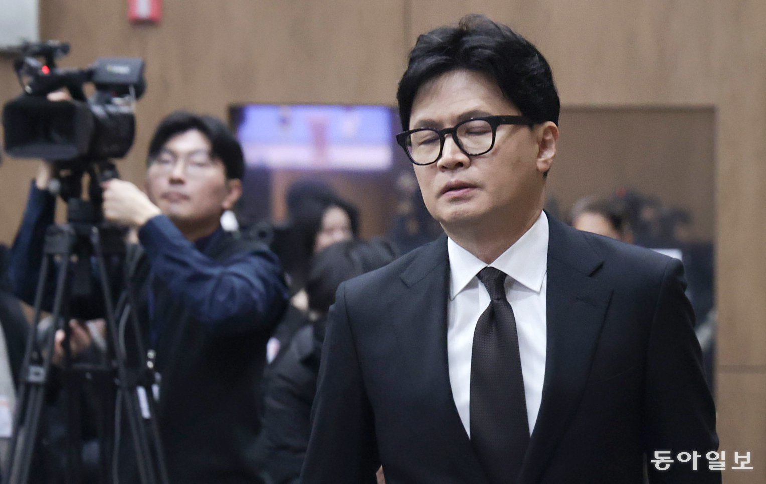 29일 서울 여의도 국회 소통관에서 한동훈 전 국민의힘 대표가 자신의 제명 결정에 대해 입장 발표를 하기 위해 단상으로 향하고 있다. 박형기 기자 oneshot@donga.com