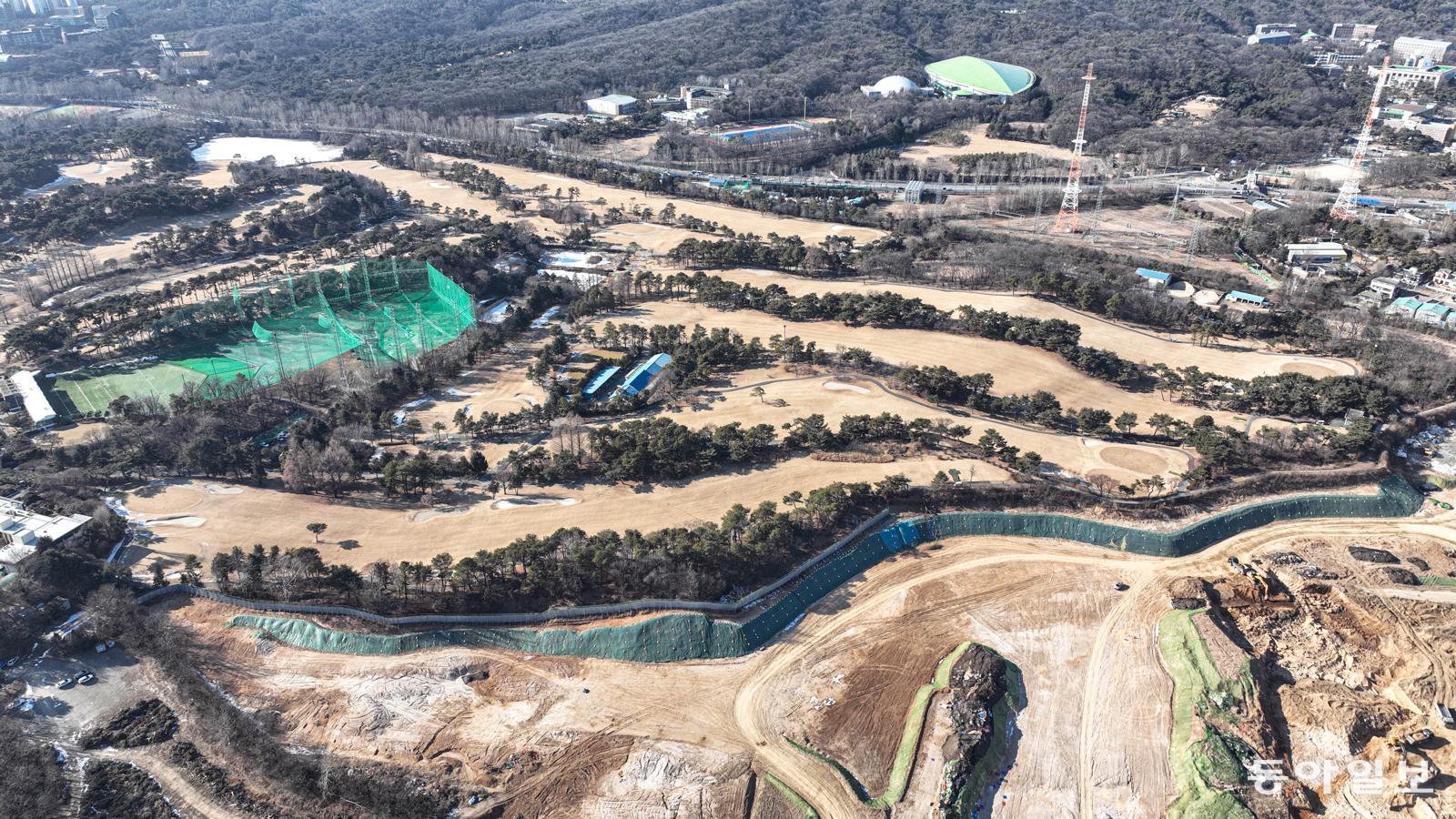 정부가 29일 서울 용산과 경기 과천 등 수도권 핵심 입지의 국·공유지를 활용해 2030년까지 6만가구 규모의 주택을 공급한다고 발표했다. 가장 많은 물량으로는 용산이며 용산국제업무지구를 중심으로 캠프킴 등 주변 부지를 포함해 1만가구 이상을 공급할 계획이다. 이어 경기 과천 경마장과 방첩사 부지, 노원구 태릉CC 부지 등에 주택을 공급한다. 사진은 이날 서울 노원구 태릉CC 부지의 모습, 아래 공사중인 곳은 구리 갈매2지구 담터지구.

				이한결 기자 always@donga.com
