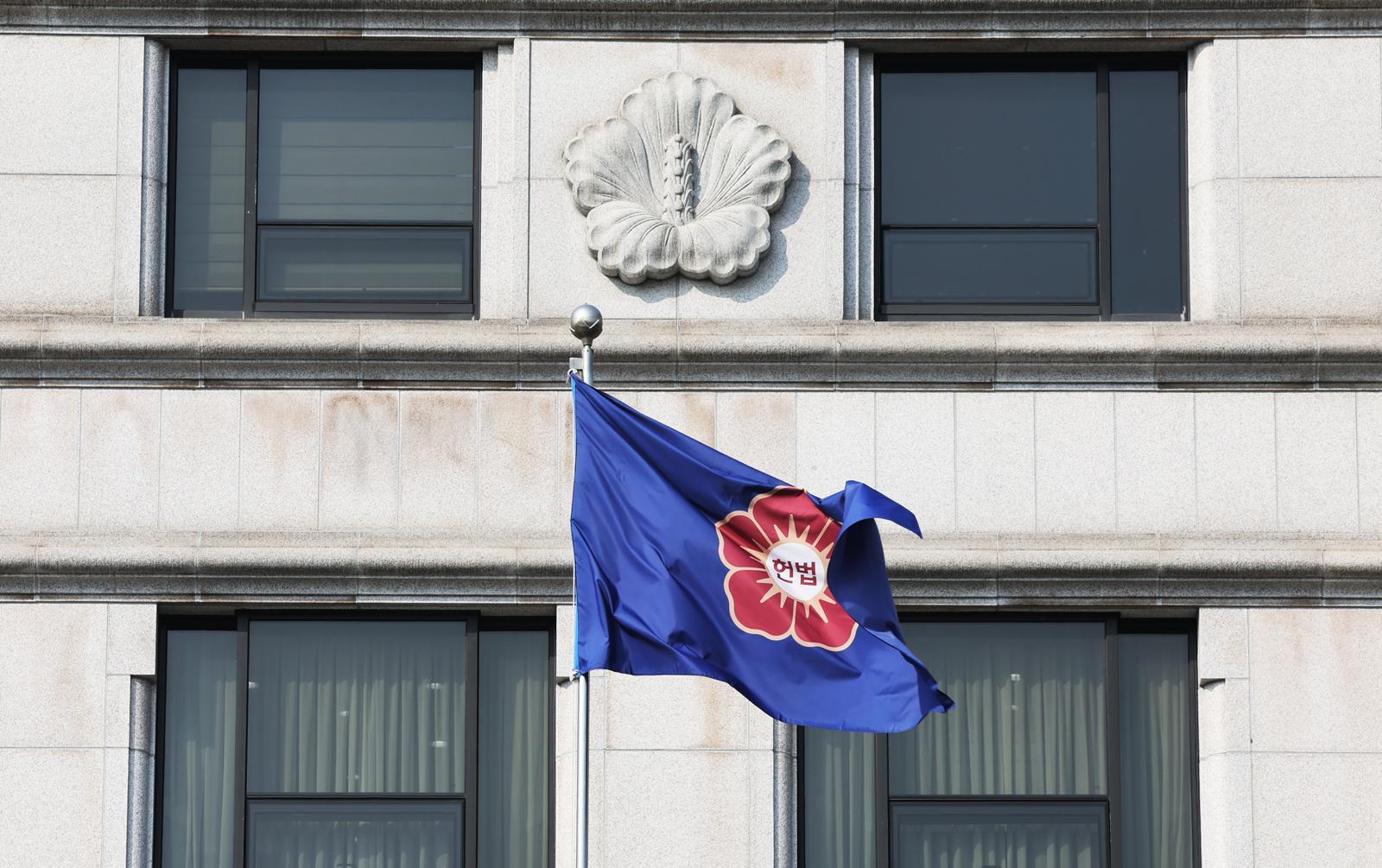 서울 종로구 헌법재판소의 깃발이 바람에 날리고 있다. 뉴스1