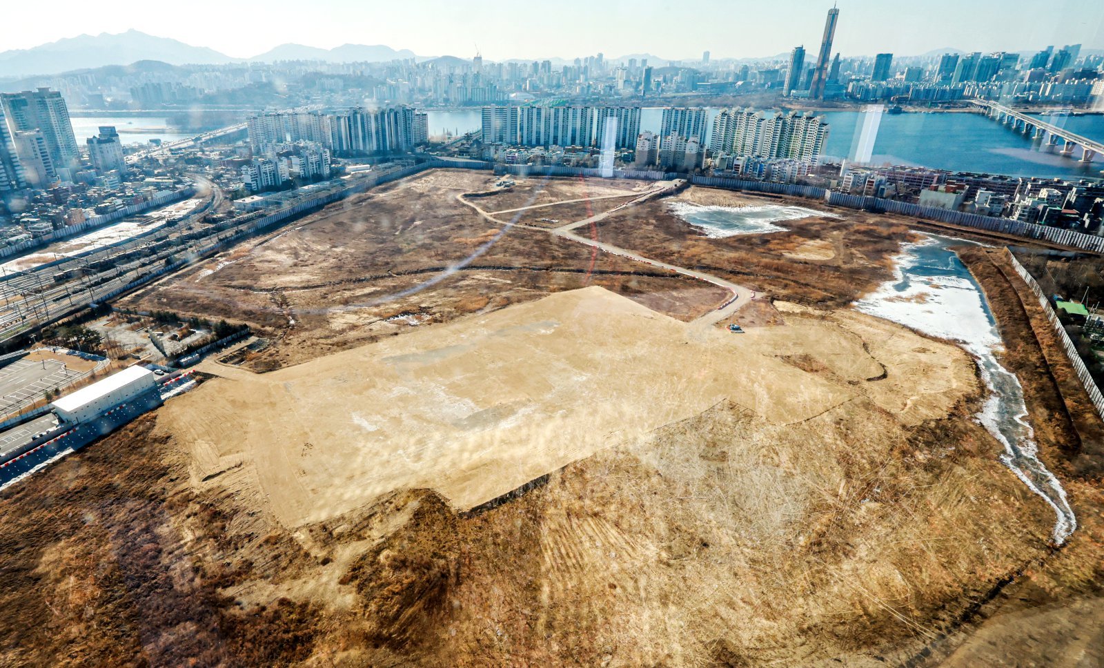 정부가 29일 서울 용산과 경기 과천 등 수도권 핵심 입지의 국·공유지를 활용해 2030년까지 6만가구 규모의 주택을 공급한다고 발표했다. 가장 많은 물량으로는 용산이며 용산국제업무지구를 중심으로 캠프킴 등 주변 부지를 포함해 1만가구 이상을 공급할 계획이다. 이어 경기 과천 경마장과 방첩사 부지, 노원구 태릉CC 부지 등에 주택을 공급한다. 사진은 이날 서울 용산구 용산국제업무지구의 모습. 2026.1.29 (서울=뉴스1)