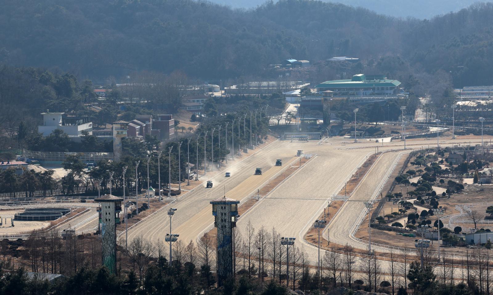 정부가 29일 서울 용산과 과천, 태릉CC 등 도심 내 접근성이 뛰어난 유휴부지와 노후 청사 등을 활용해 총 6만호 규모의 주택을 공급한다고 밝혔다.   경기 과천에서는 경마장과 방첩사령부 부지를 통합 개발해 9800호를 공급한다. 정부는 과천 주암택지지구와 연계해 직주근접 생활권을 만든다는 계획이다. 사진은 이날 과천 경마장의 모습. 2026.01.29 [과천=뉴시스]