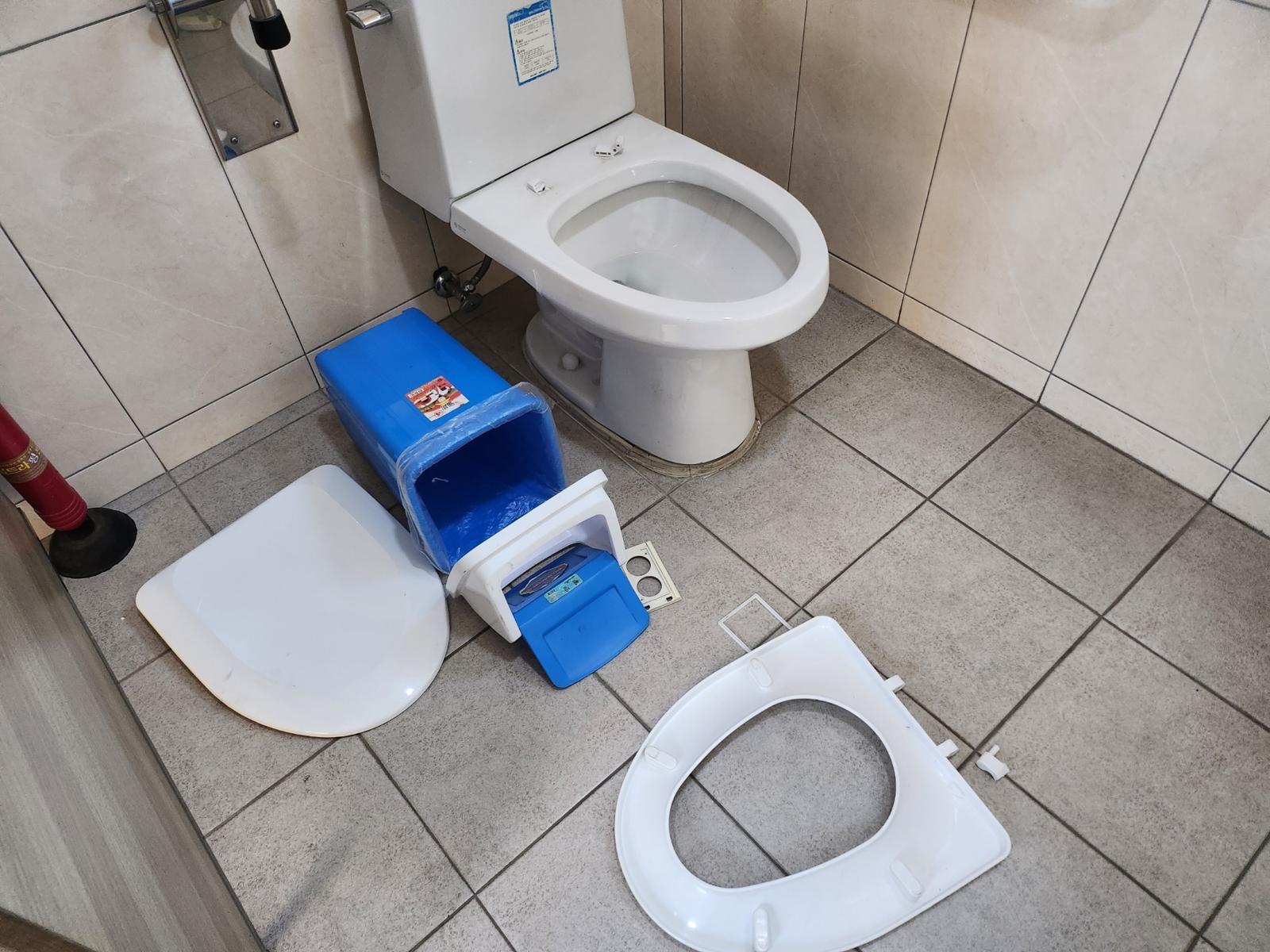 파손된 화장실 모습. 스레드 갈무리