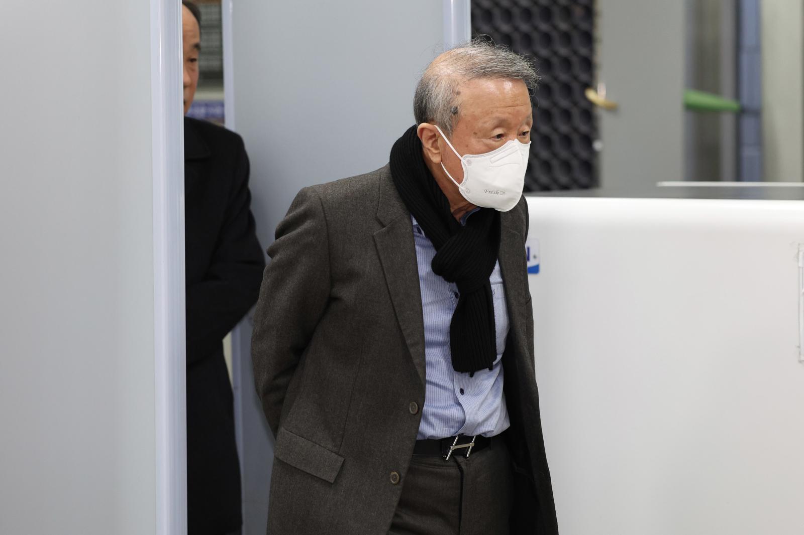 (서울=뉴스1) 김명섭 기자 = 200억 원대 횡령·배임 혐의로 기소된 홍원식 전 남양유업 회장이 29일 서울 서초구 서울중앙지법에서 열린 1심 선고 공판을 마치고 법원을 나서고 있다. (공동취재) 2026.1.29/뉴스1