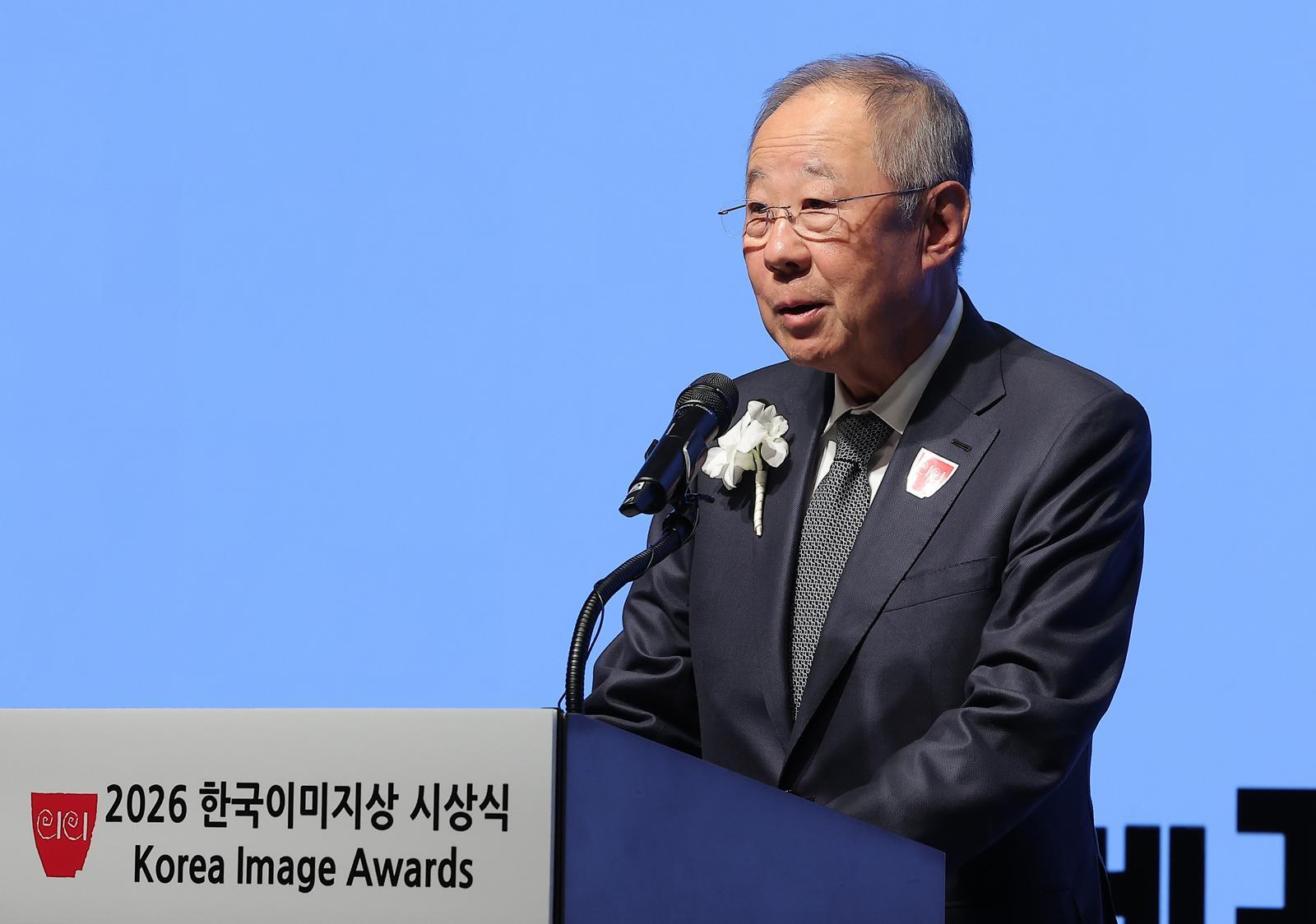 류진 한국경제인협회 회장이 15일 서울 강남구 웨스틴 서울 파르나스에서 열린 제22회 한국이미지상 시상식에서 축사를 하고 있다. 2026.1.15/뉴스1