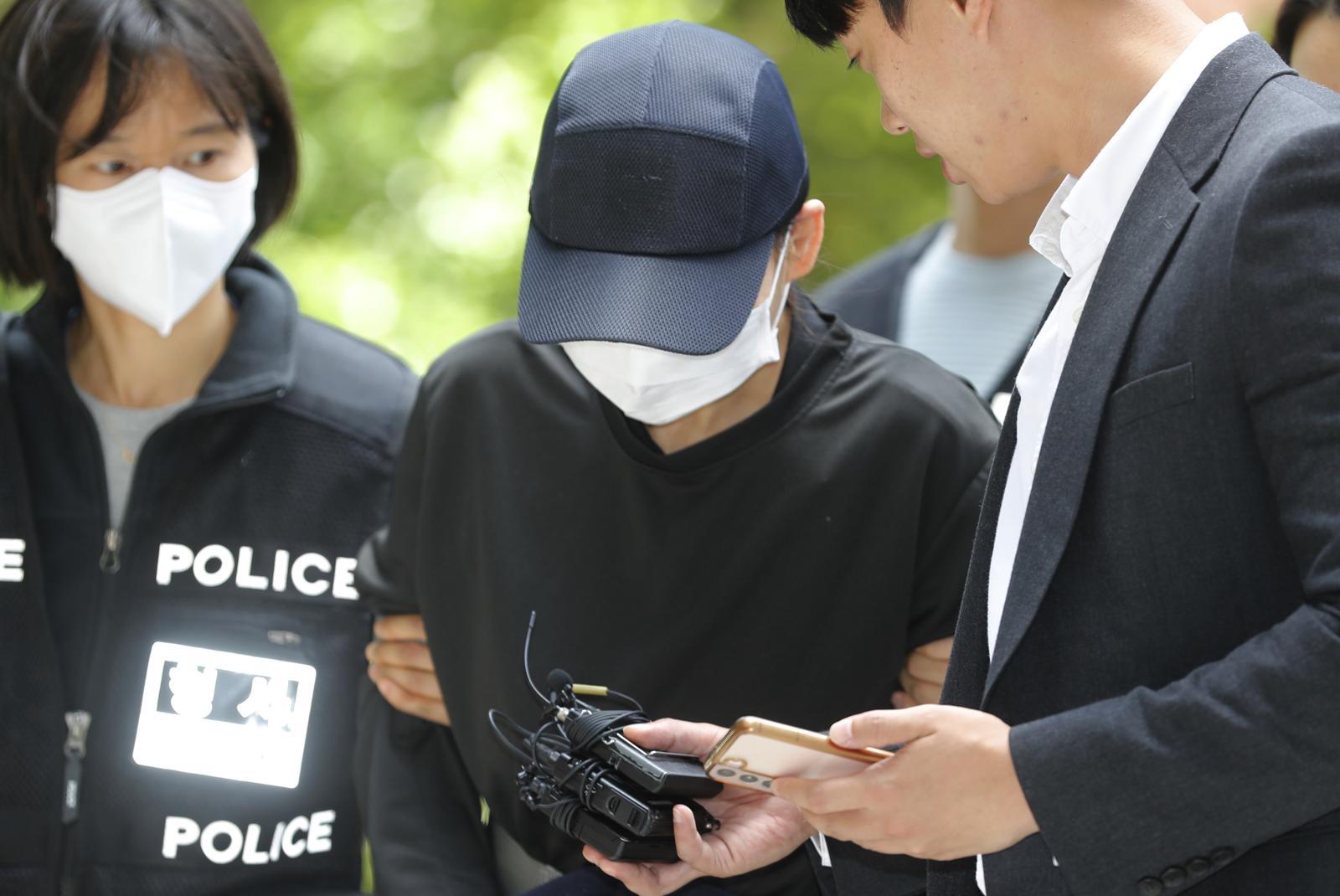 인천 지역 교회에서 밥을 먹다가 의식을 잃고 쓰러진 여고생을 학대한 혐의로 구속영장이 청구된 50대 신도가 18일 오후 인천 미추홀구 인천지법에서 열린 구속 전 피의자 심문(영장실질심문)에 출석하고 있다. 2024.05.18. 뉴시스