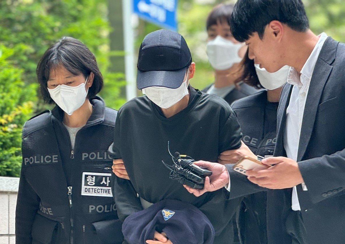 50대 여성 교인 A 씨가 18일 오후 인천 미추홀구 인천지법에서 열린 구속 전 피의자심문(영장실질심사)에 출석하고 있다. 2024.5.18/뉴스1