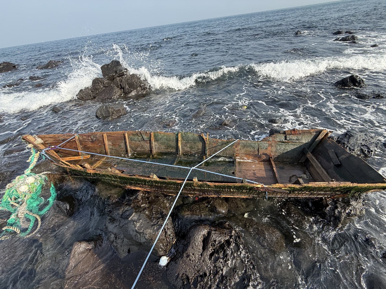 29일 오전 제주시 애월읍 해안가에서 정체불명의 목선이 발견됐다. 제주해양경찰서 제공