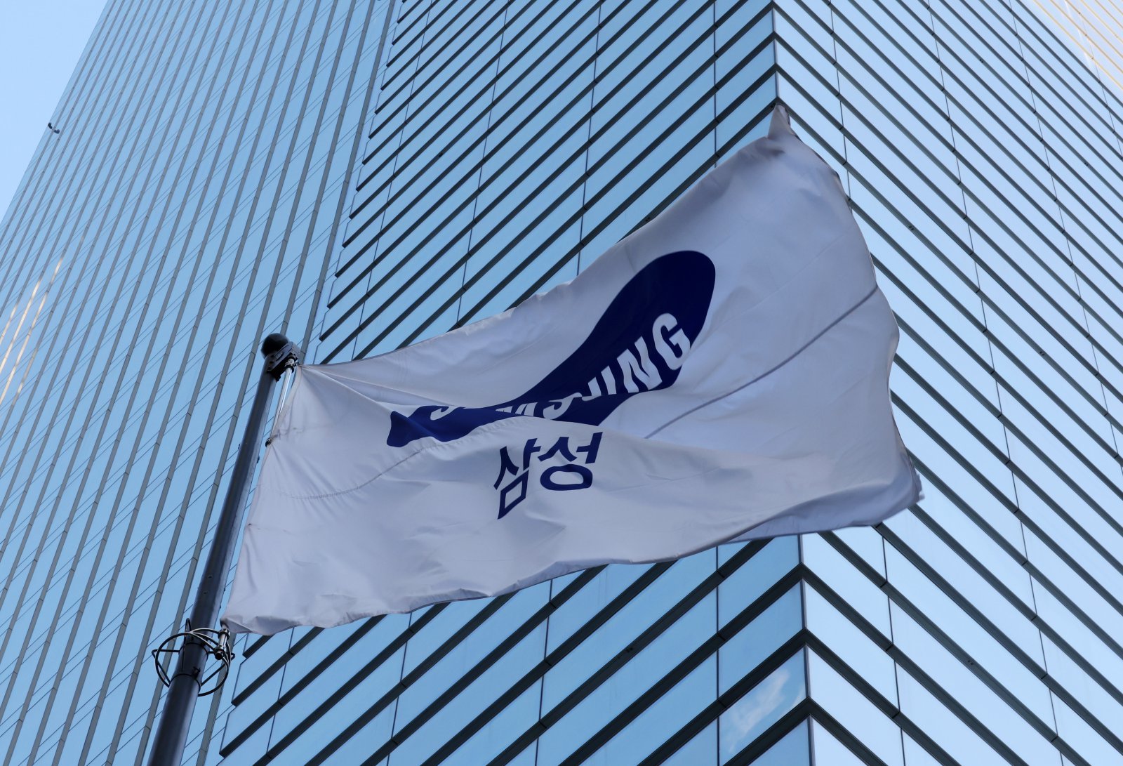 삼성전자가 연결 기준 매출 93조8000억원, 영업이익 20조1000억원의 지난해 4분기 실적을 발표한 29일 오전 서울 서초구 삼성전자 서초사옥 앞에 깃발이 휘날리고 있다. 삼성전자의 이번 영업이익은 분기 사상 역대 최고 실적이다. 2026.01.29 뉴시스