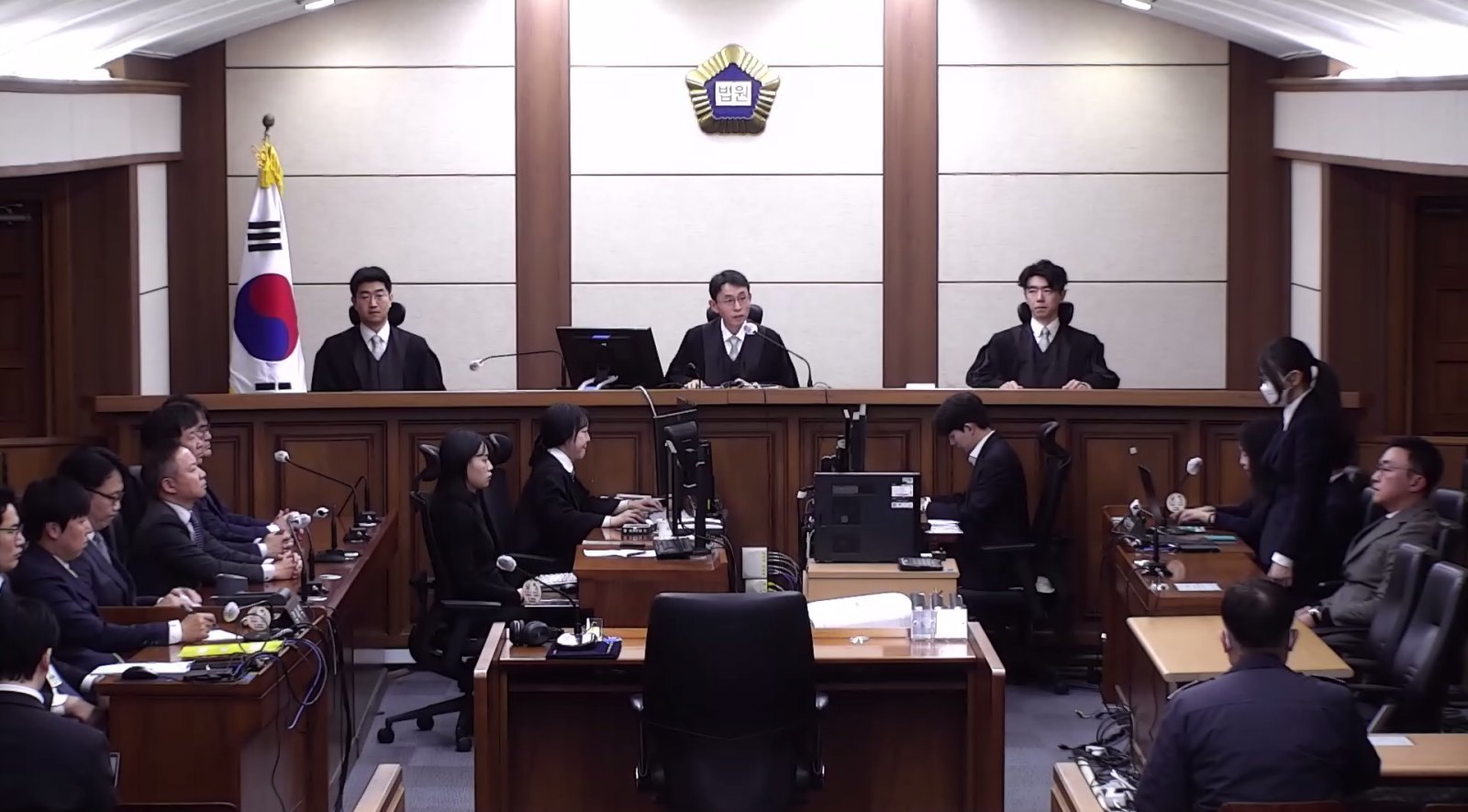 통일교 금품 수수 의혹 등으로 재판에 넘겨진 김건희 여사가 28일 서울 서초구 서울중앙지방법원에서 열린 1심 선고공판에서 실형을 선고받고 있다. 서울중앙지법 형사합의27부(부장판사 우인성)는 28일 오후 김 여사의 자본시장법 위반, 정치자금법 위반, 특정범죄가중처벌 등에 관한 법률(특가법)상 알선수재 등 혐의 사건 선고기일을 열고 징역 1년8개월을 선고했다. 서울중앙지법 제공